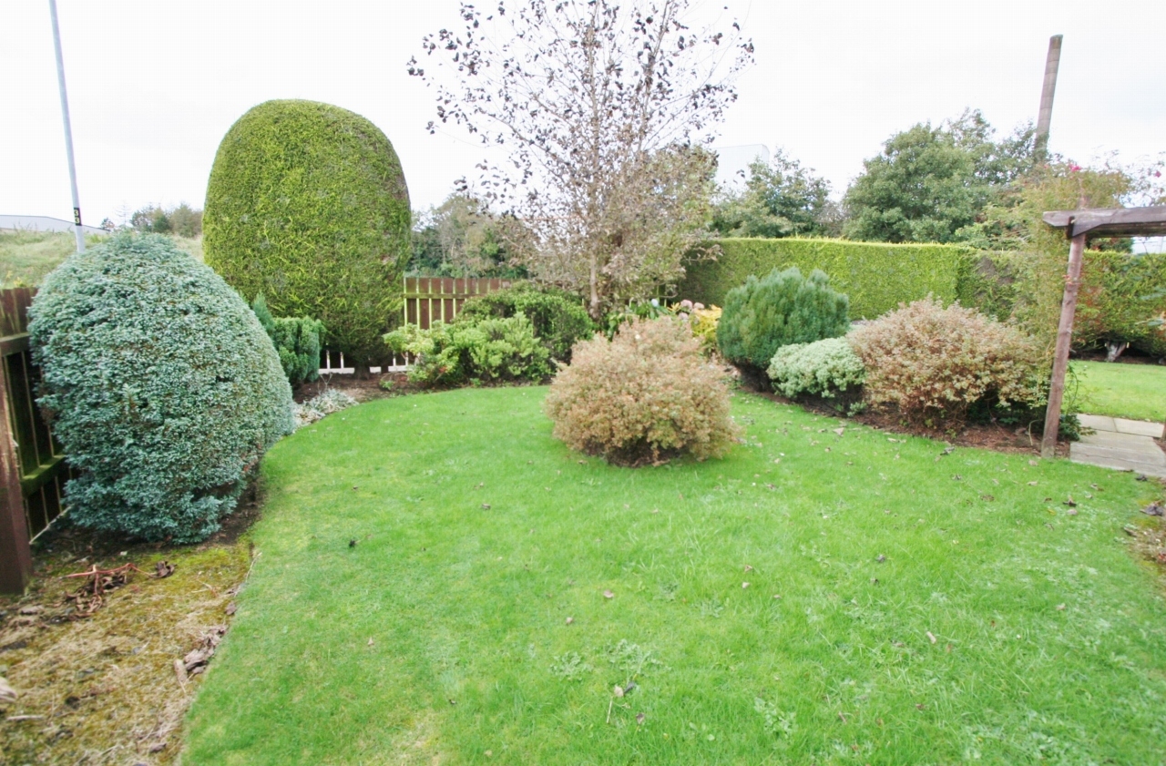 3 bedroom end terraced house Let in Antrim - Photograph 11