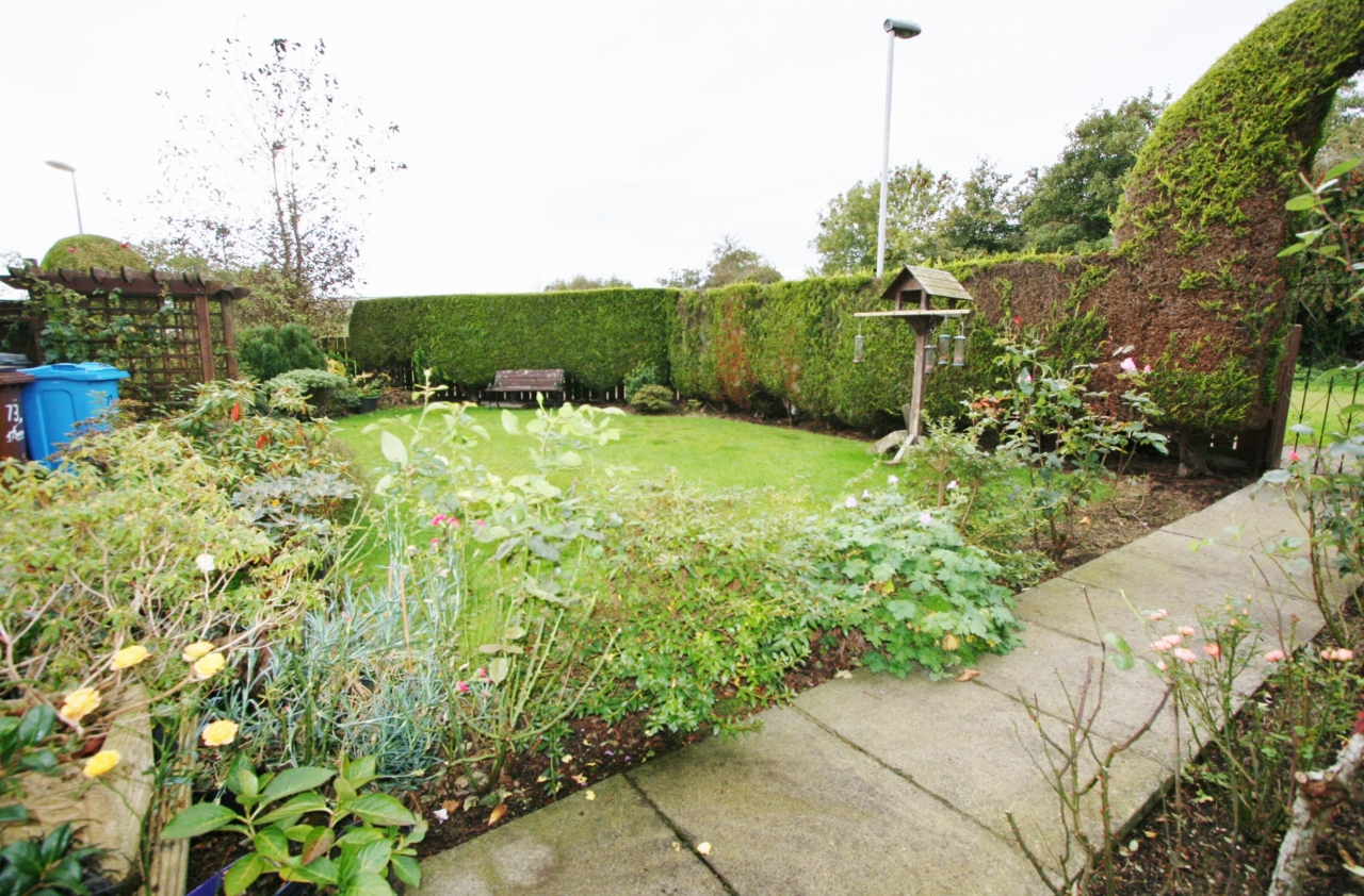 3 bedroom end terraced house Let in Antrim - Photograph 10