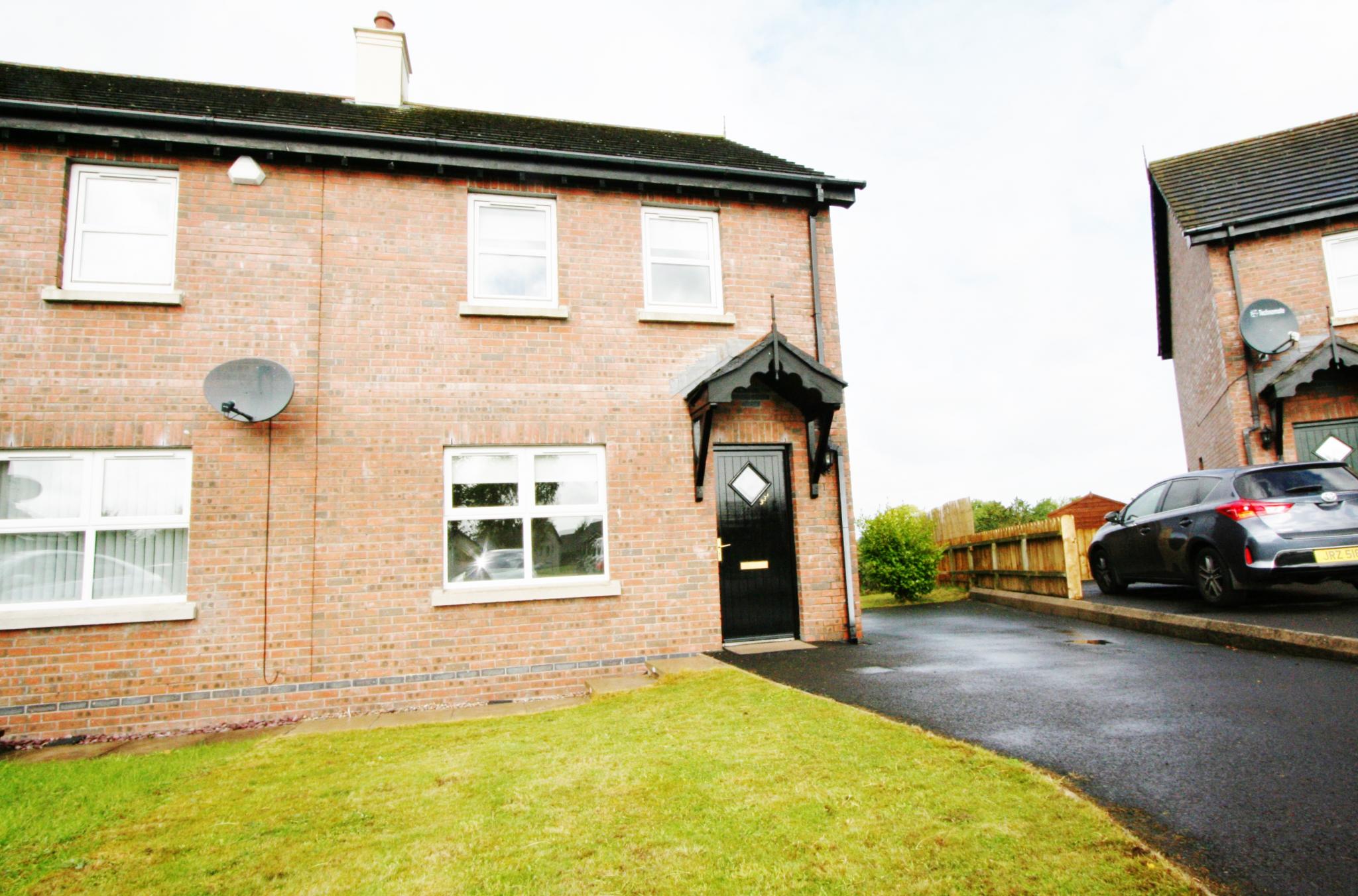 3 bedroom semi-detached villa house Sold in Antrim - 1