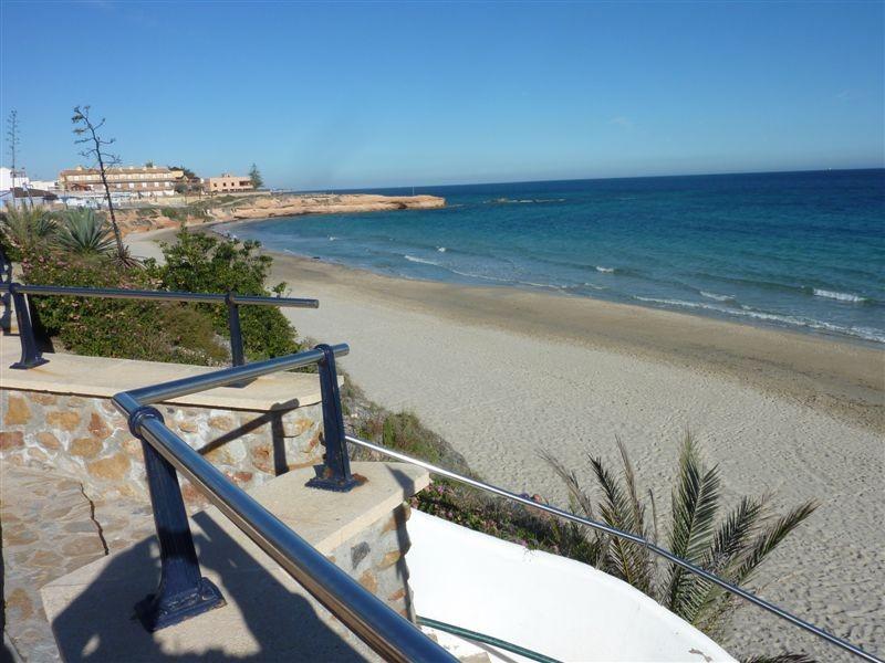 2 bedroom detached bungalow For Sale in Costa Blanca - Photograph 6