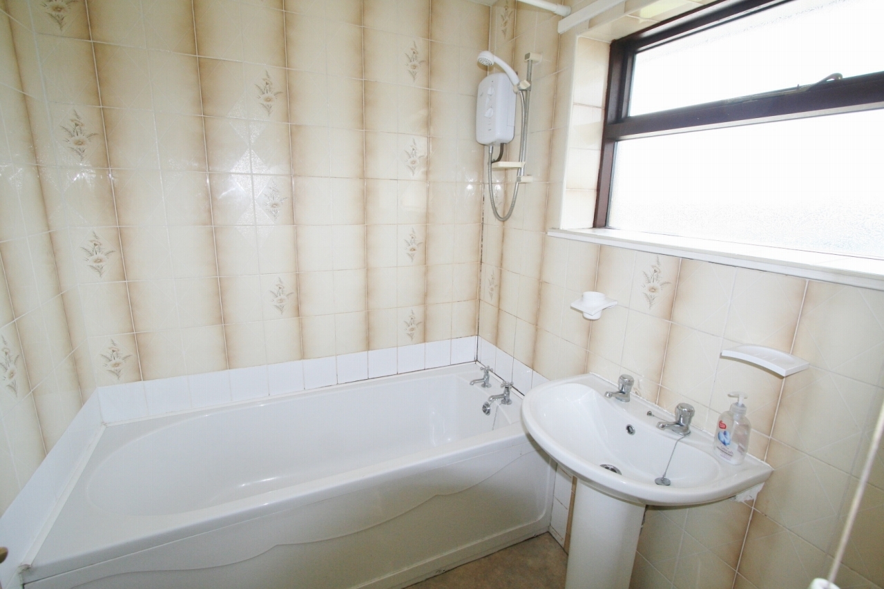 3 bedroom mid terraced house To Let in Antrim - Photograph 4