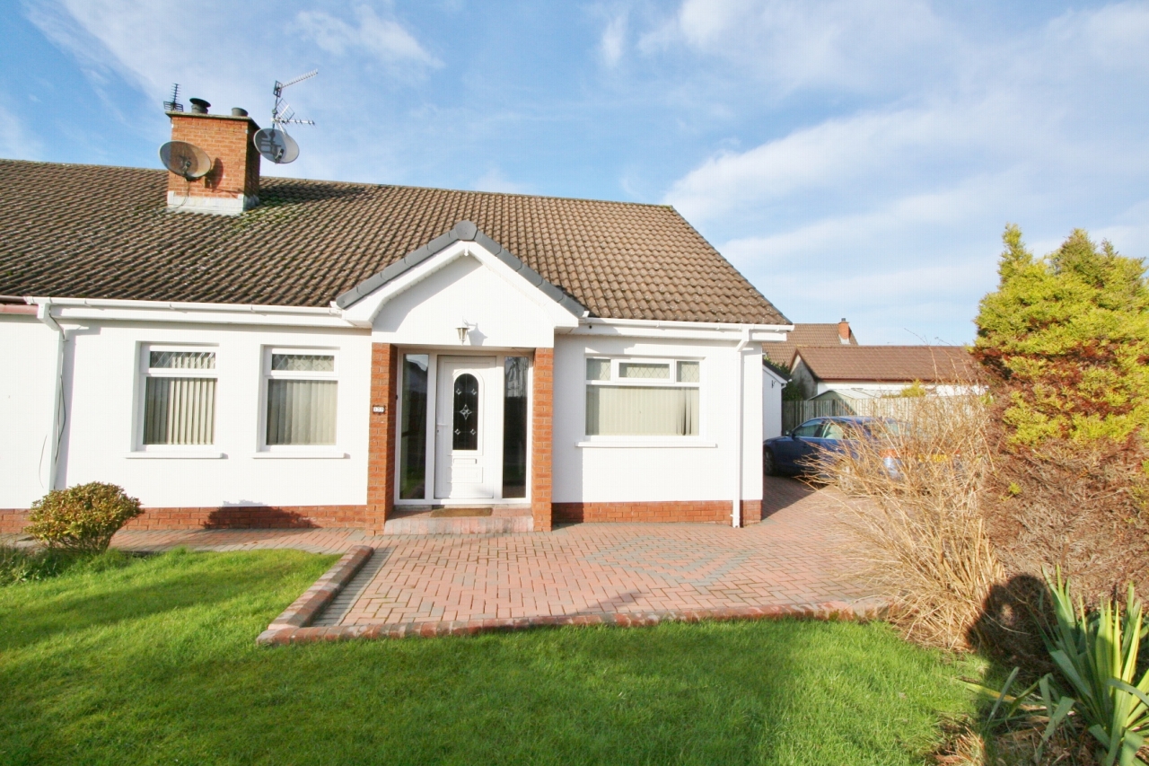 4 bedroom chalet house For Sale in Antrim - Photograph 1