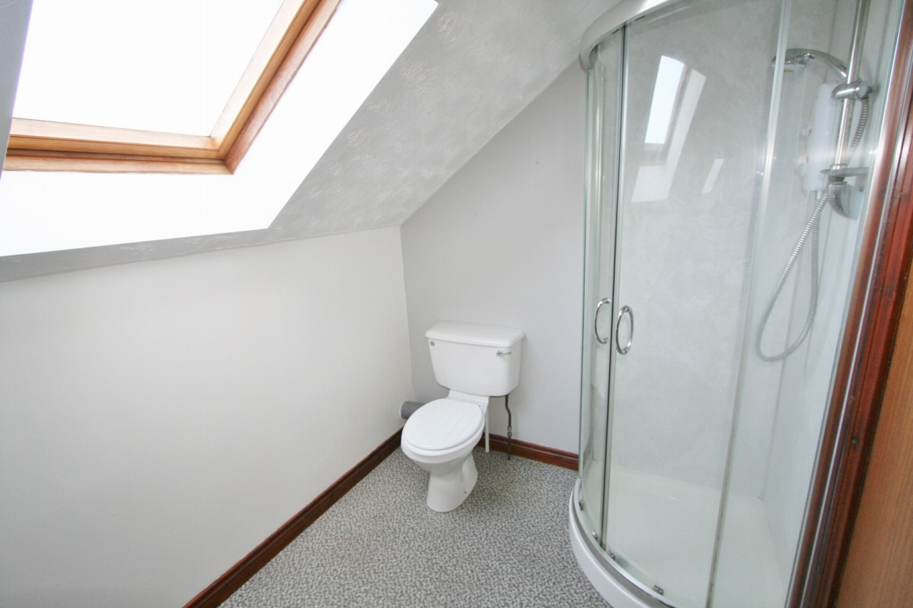 4 bedroom chalet house For Sale in Antrim - Photograph 11