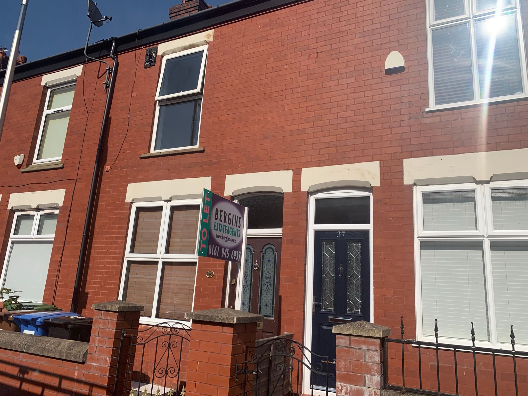 2 bedroom mid terraced house To Let in Stockport - Property photograph.