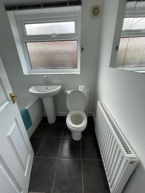 2 bedroom semi-detached bungalow Reserved in Stockport - Photograph 5.