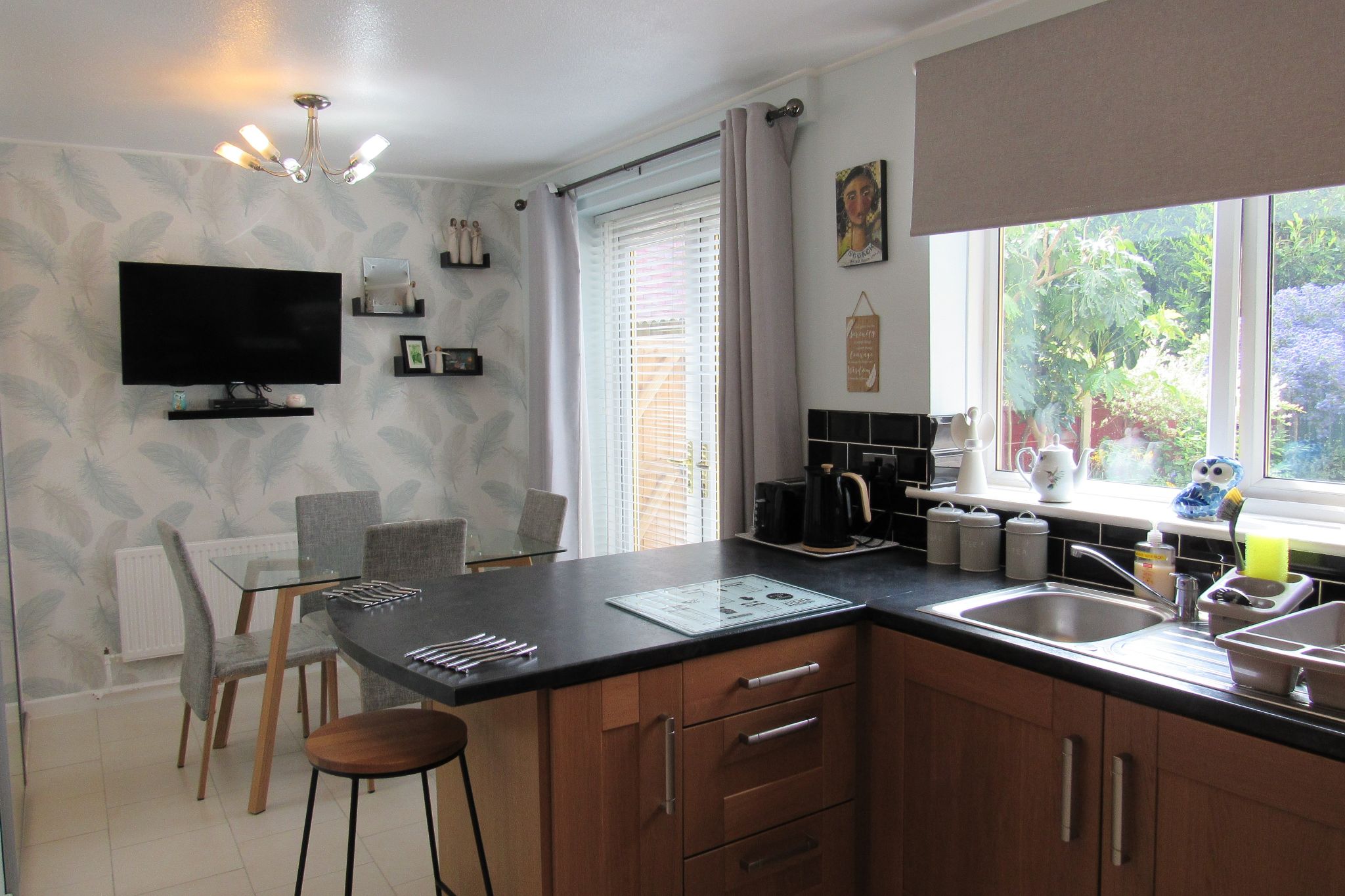 3 bedroom mid terraced house For Sale in Manchester - Photograph 6.