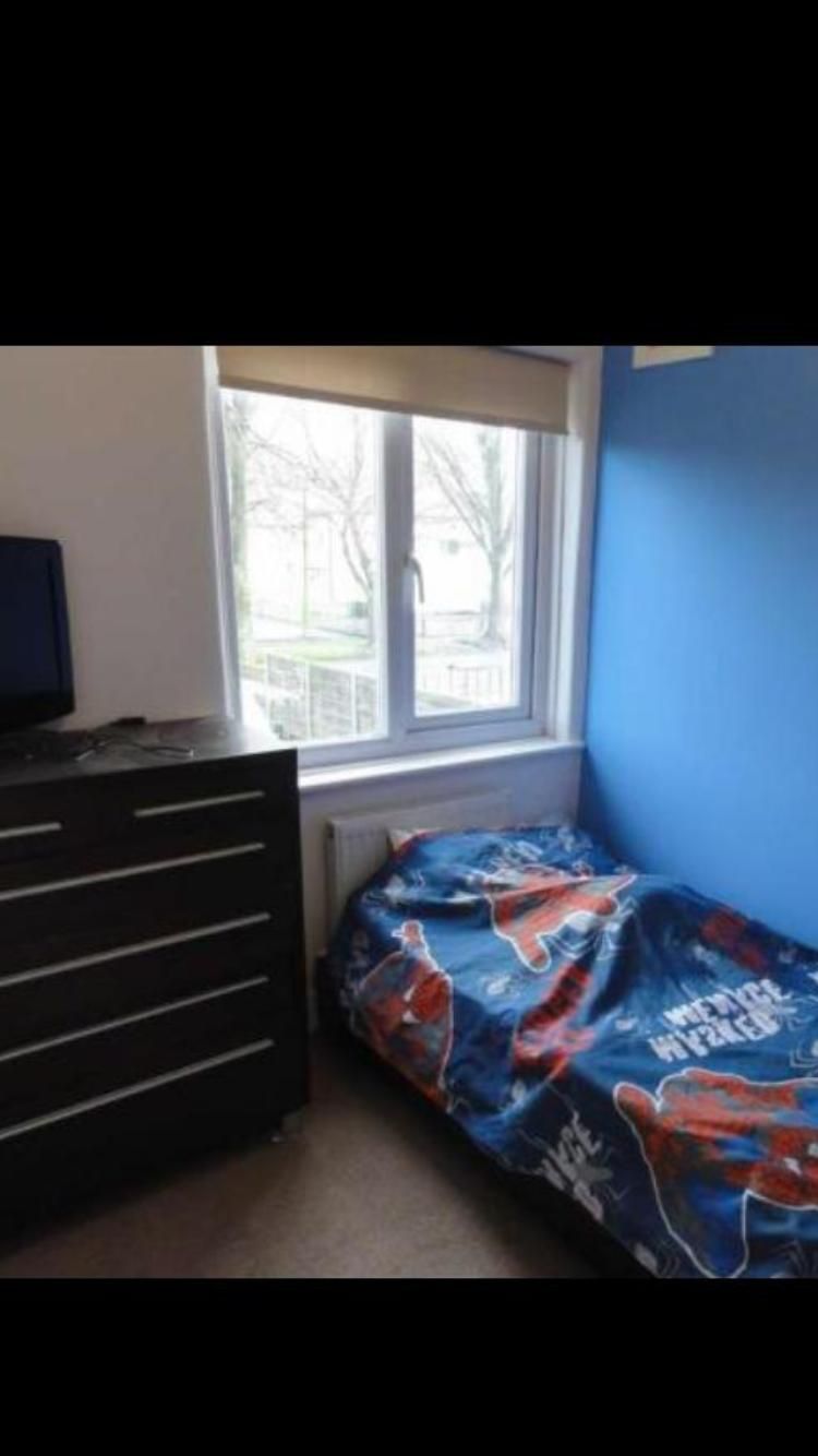 3 bedroom mid terraced house For Sale in Manchester - Photograph 9.