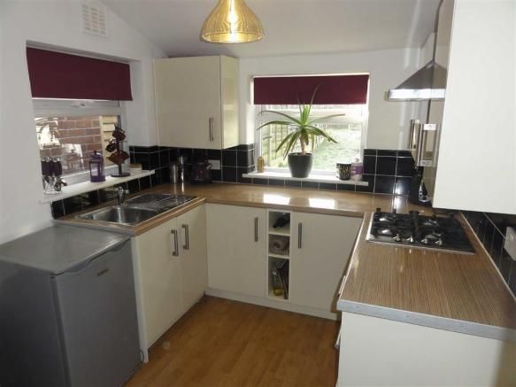 3 bedroom mid terraced house For Sale in Manchester - Photograph 4.
