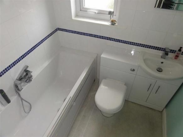 3 bedroom mid terraced house For Sale in Manchester - Photograph 5.