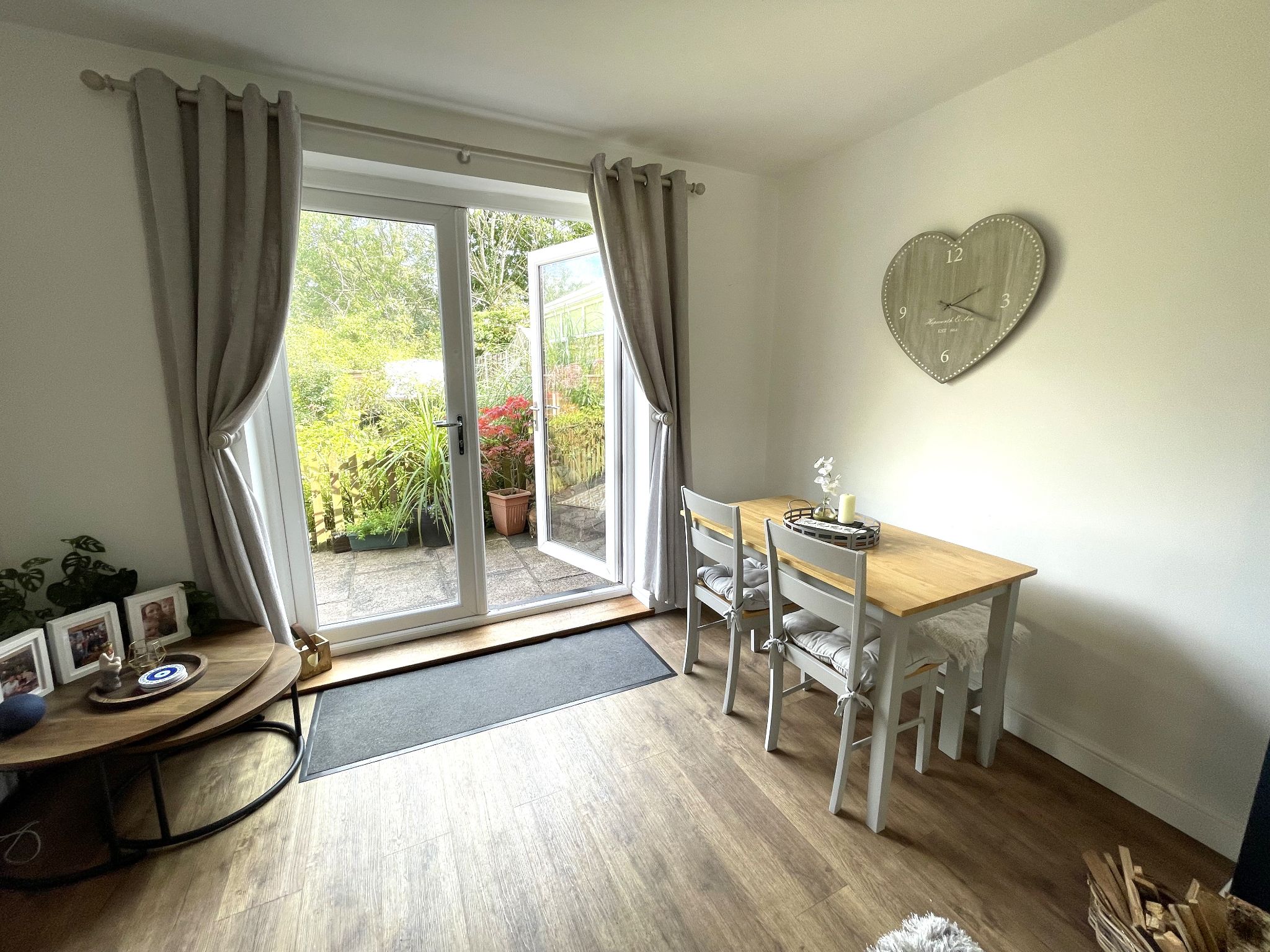 3 bedroom semi-detached house For Sale in Manchester - Photograph 6.