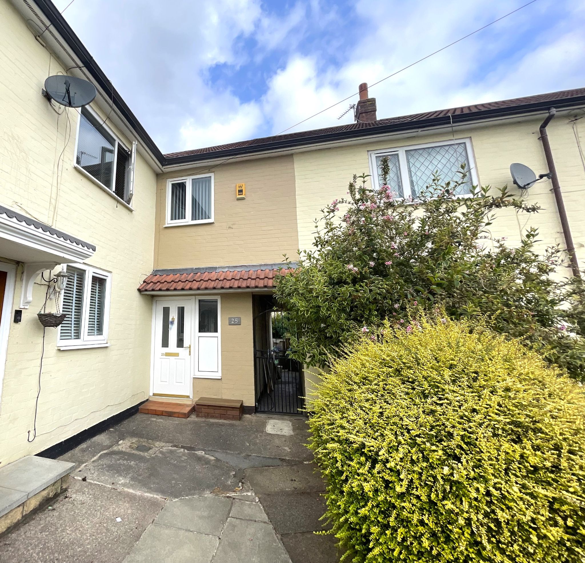 3 bedroom mid terraced house For Sale in Manchester - Property photograph.