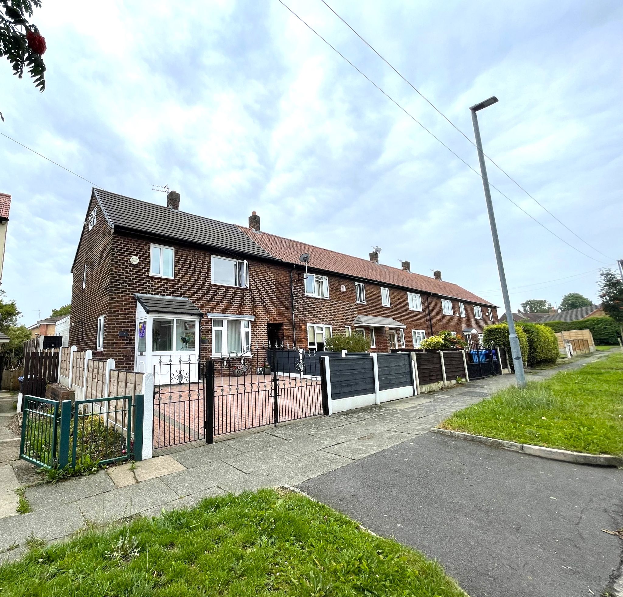 3 bedroom end terraced house For Sale in Manchester - Property photograph.