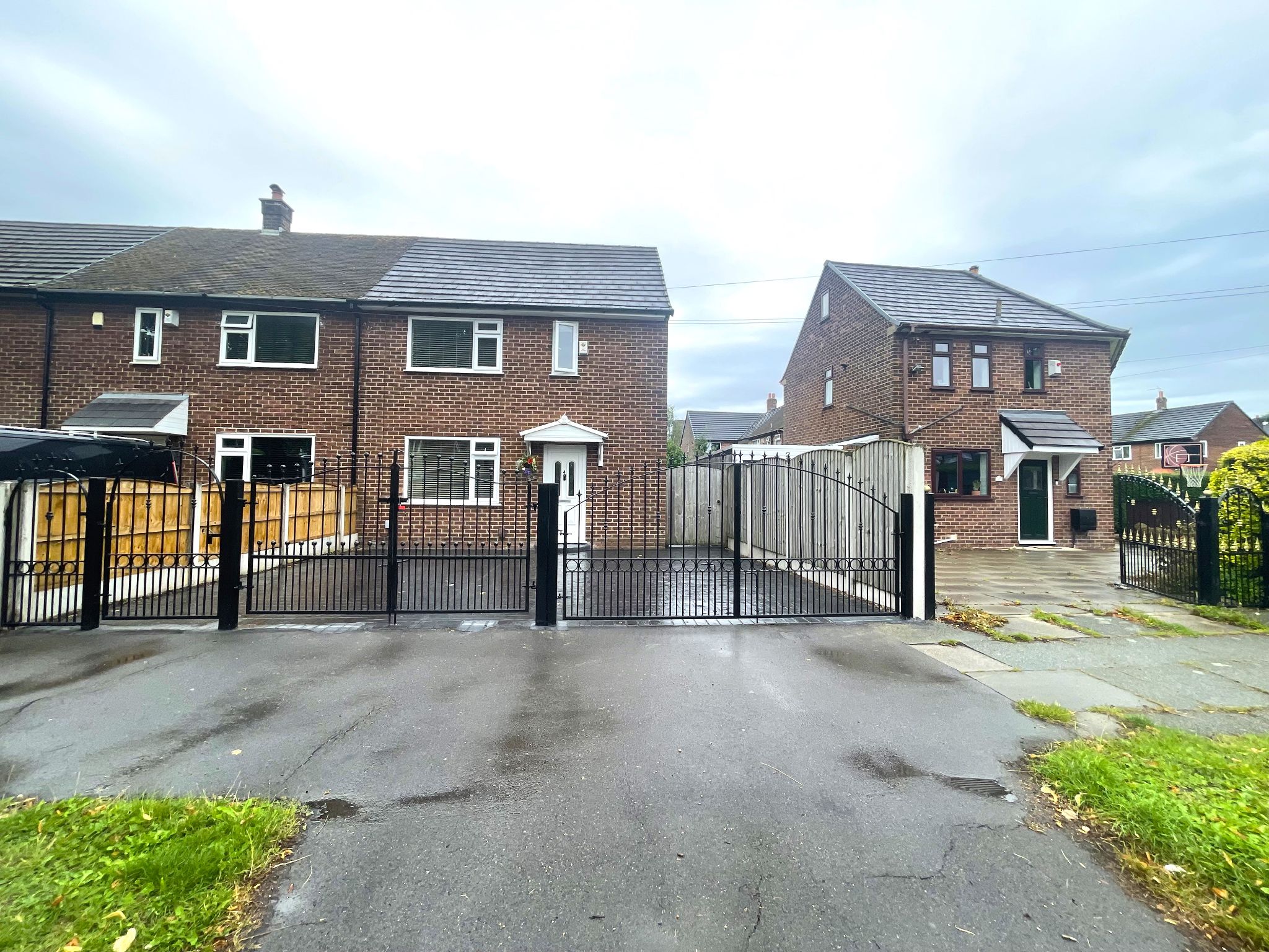 4 bedroom end terraced house For Sale in Manchester - Photograph 1.
