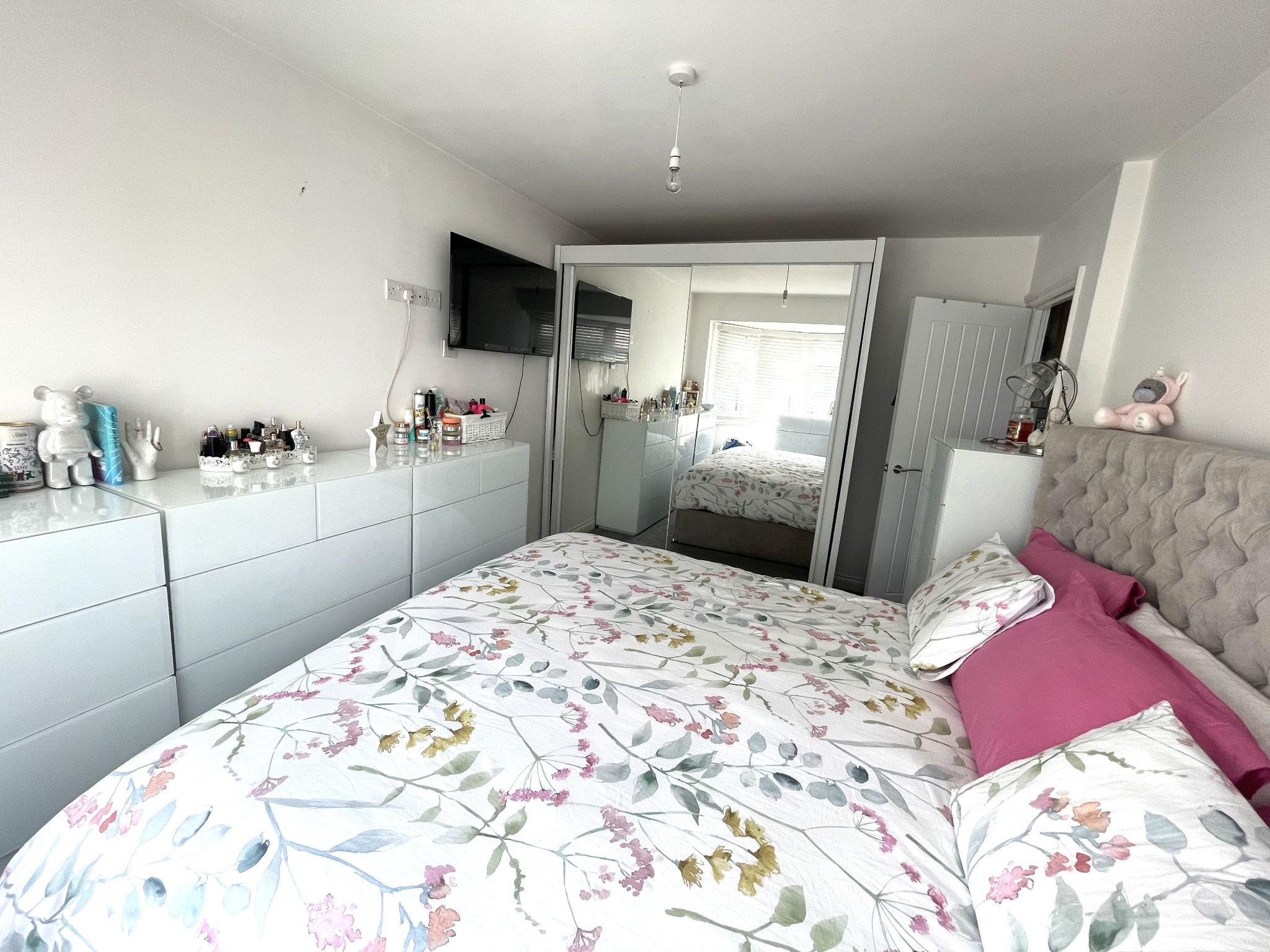 3 bedroom semi-detached house For Sale in Manchester - Photograph 12.