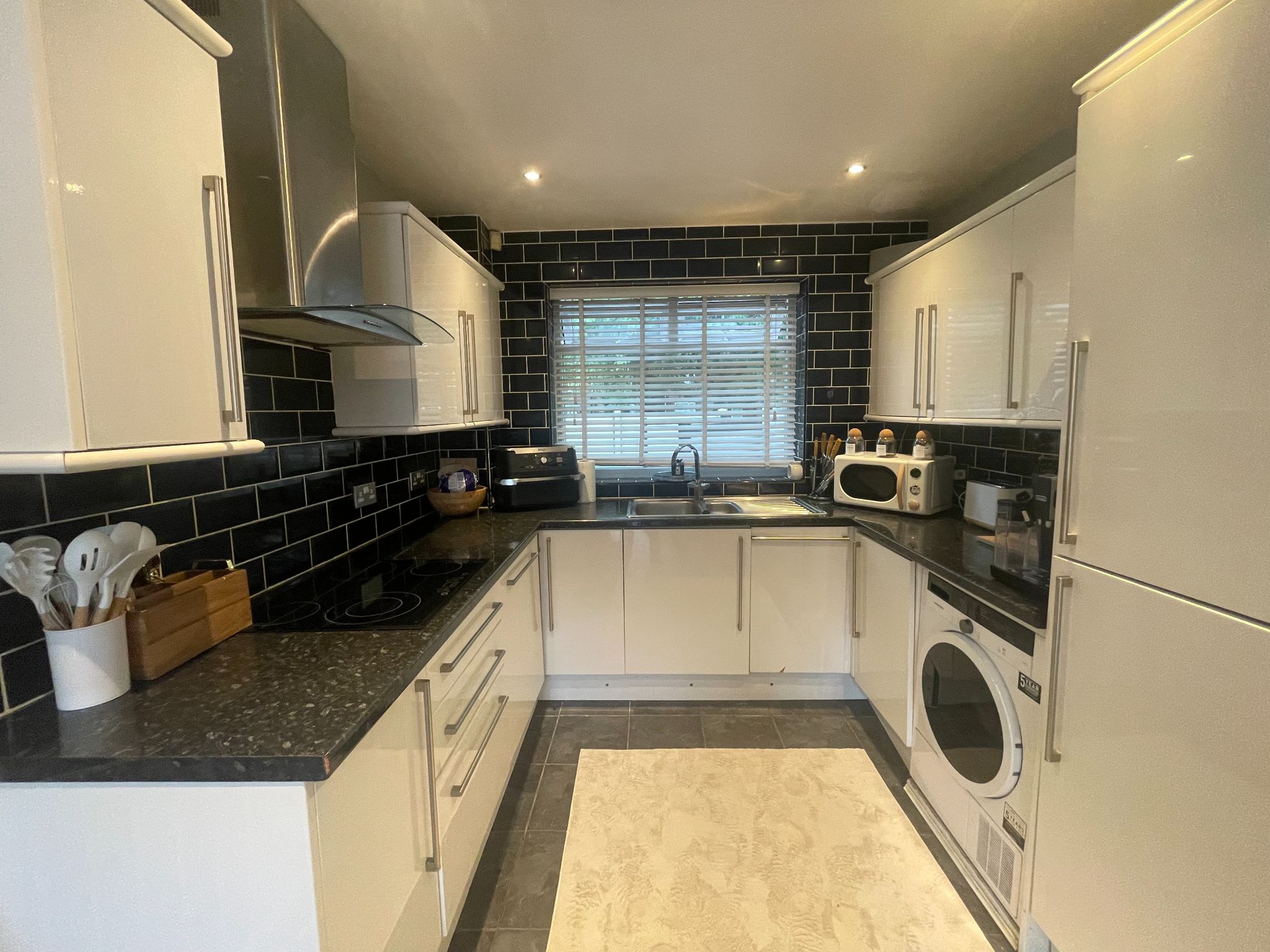 3 bedroom semi-detached house For Sale in Manchester - Photograph 7.