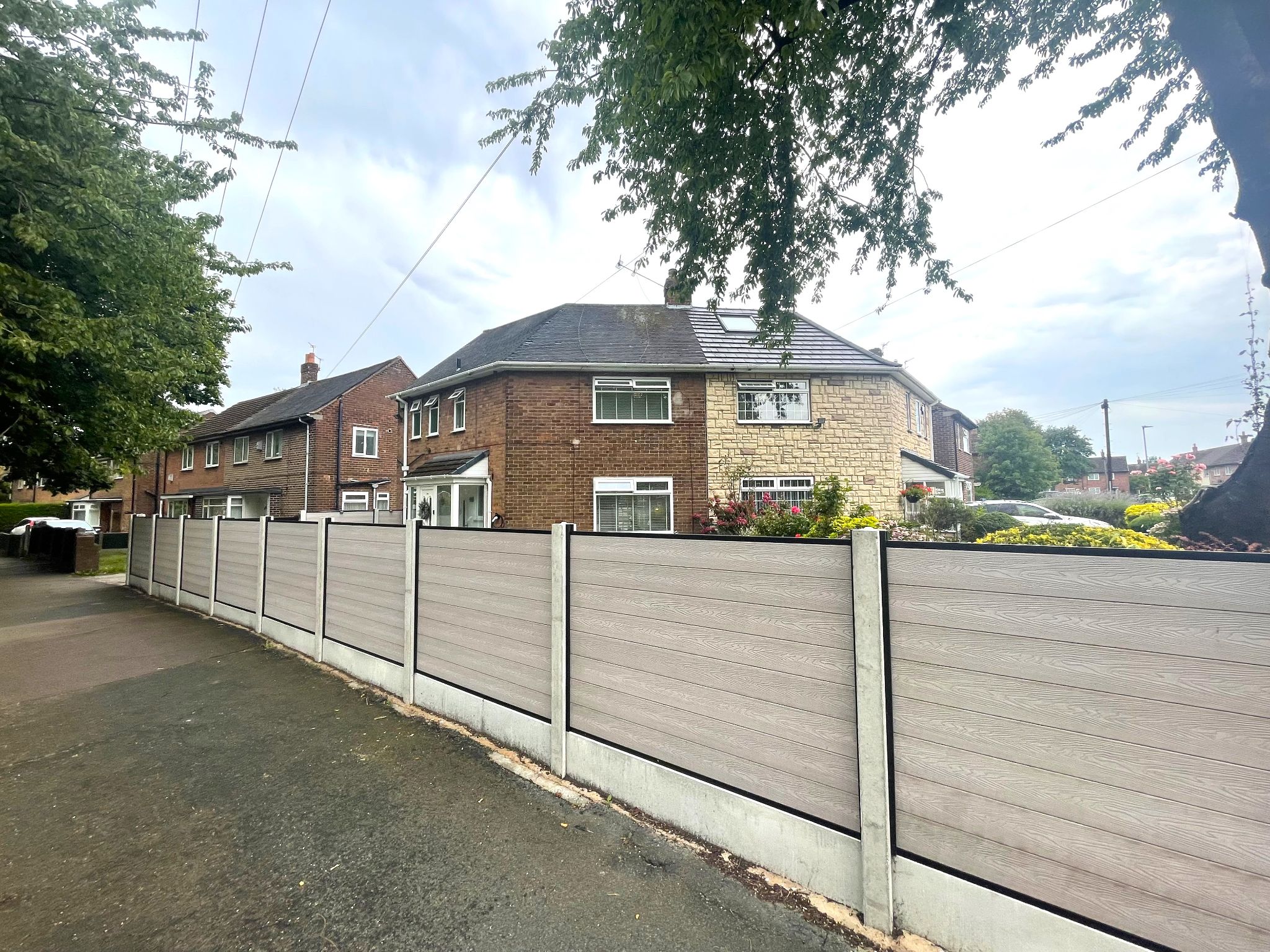 3 bedroom semi-detached house For Sale in Manchester - Photograph 2.