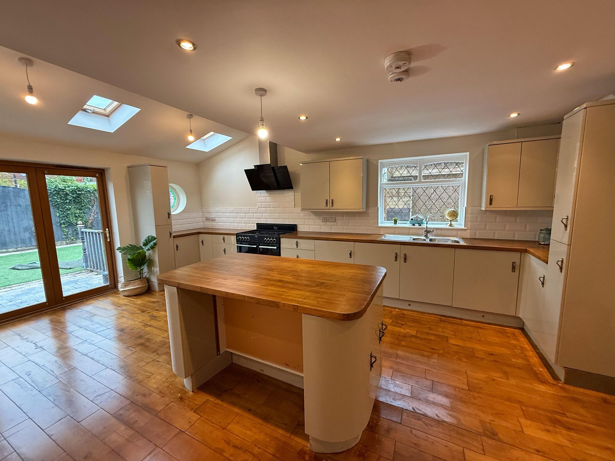 3 bedroom semi-detached house For Sale in Manchester - Photograph 7.
