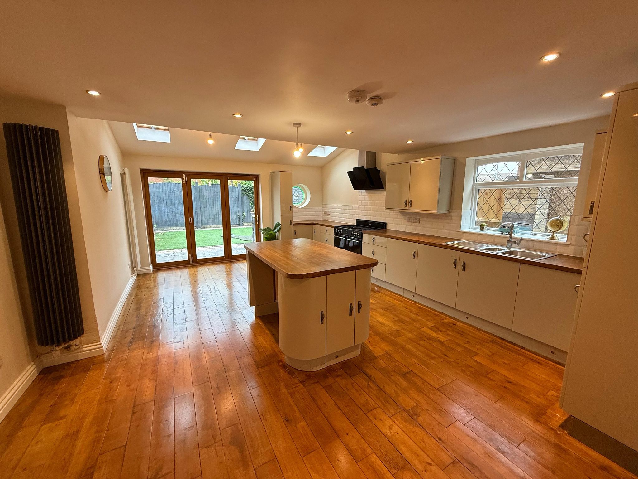 3 bedroom semi-detached house For Sale in Manchester - Photograph 5.