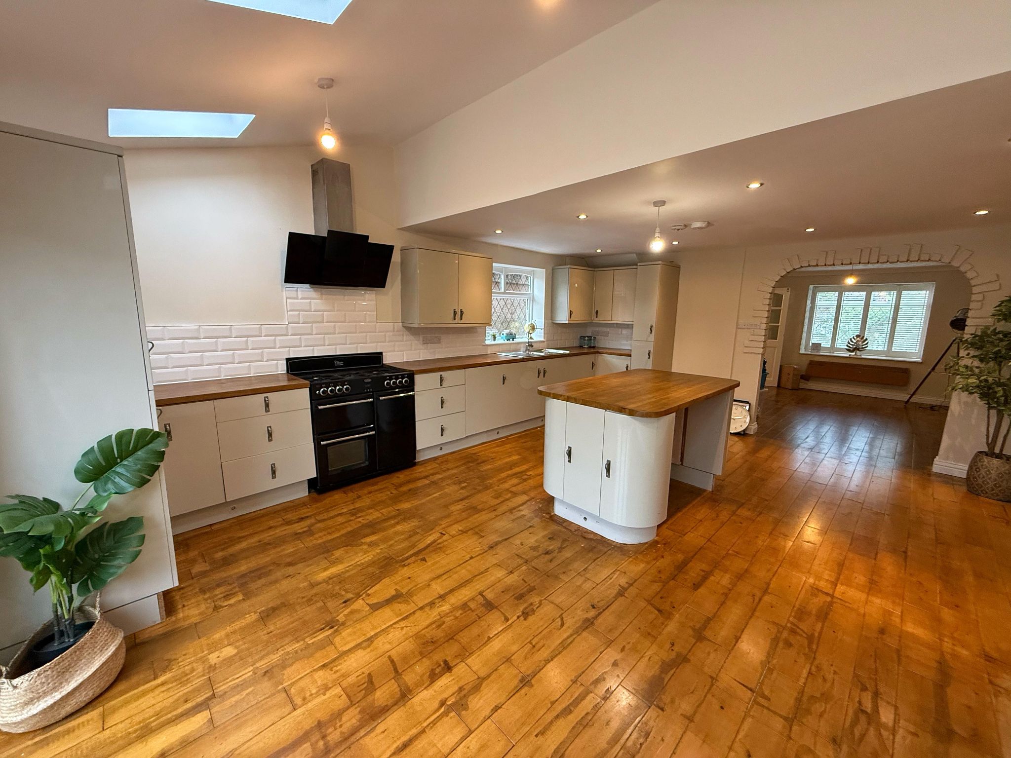 3 bedroom semi-detached house For Sale in Manchester - Photograph 6.