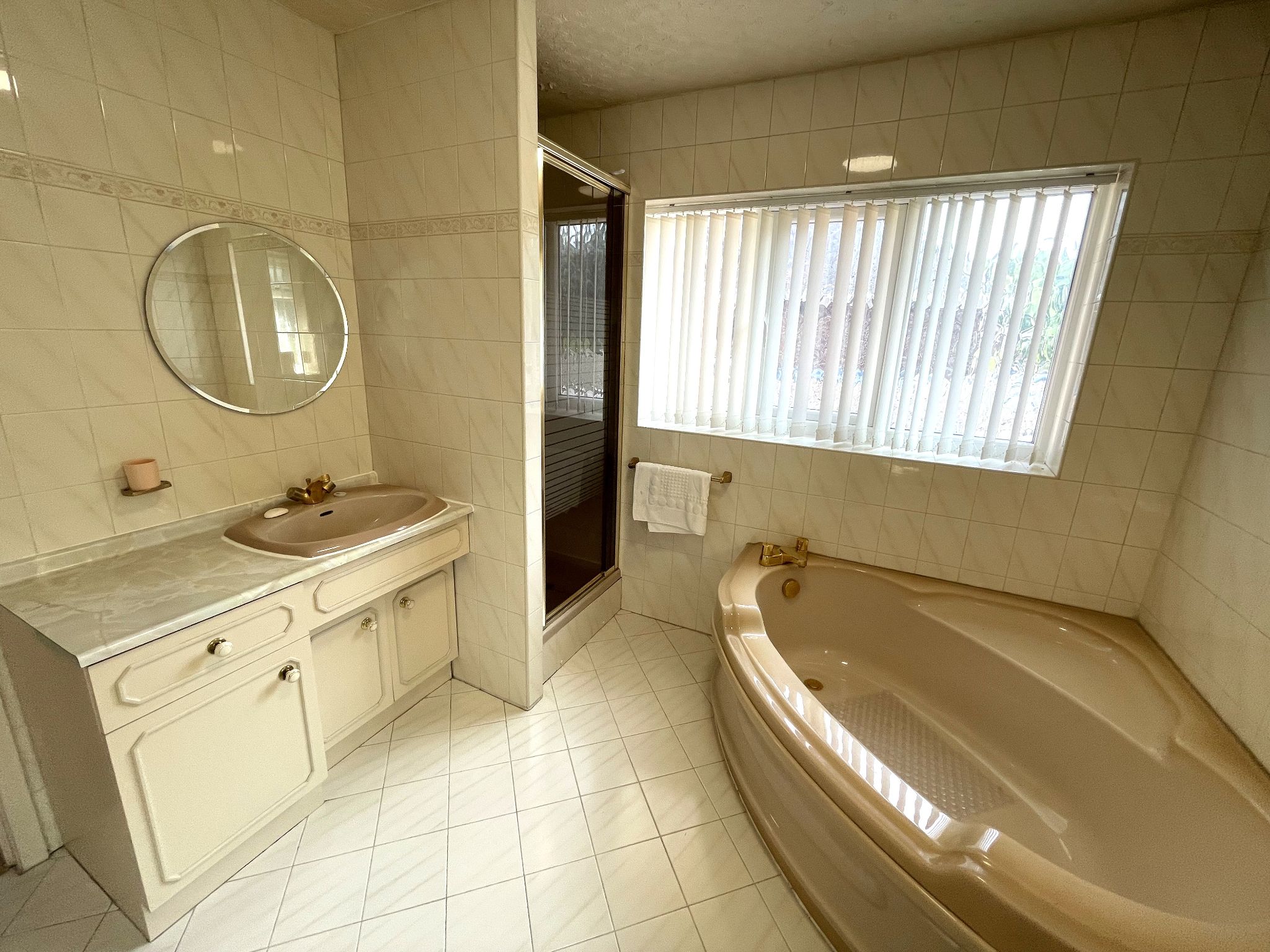 4 bedroom detached house For Sale in Manchester - Photograph 20.