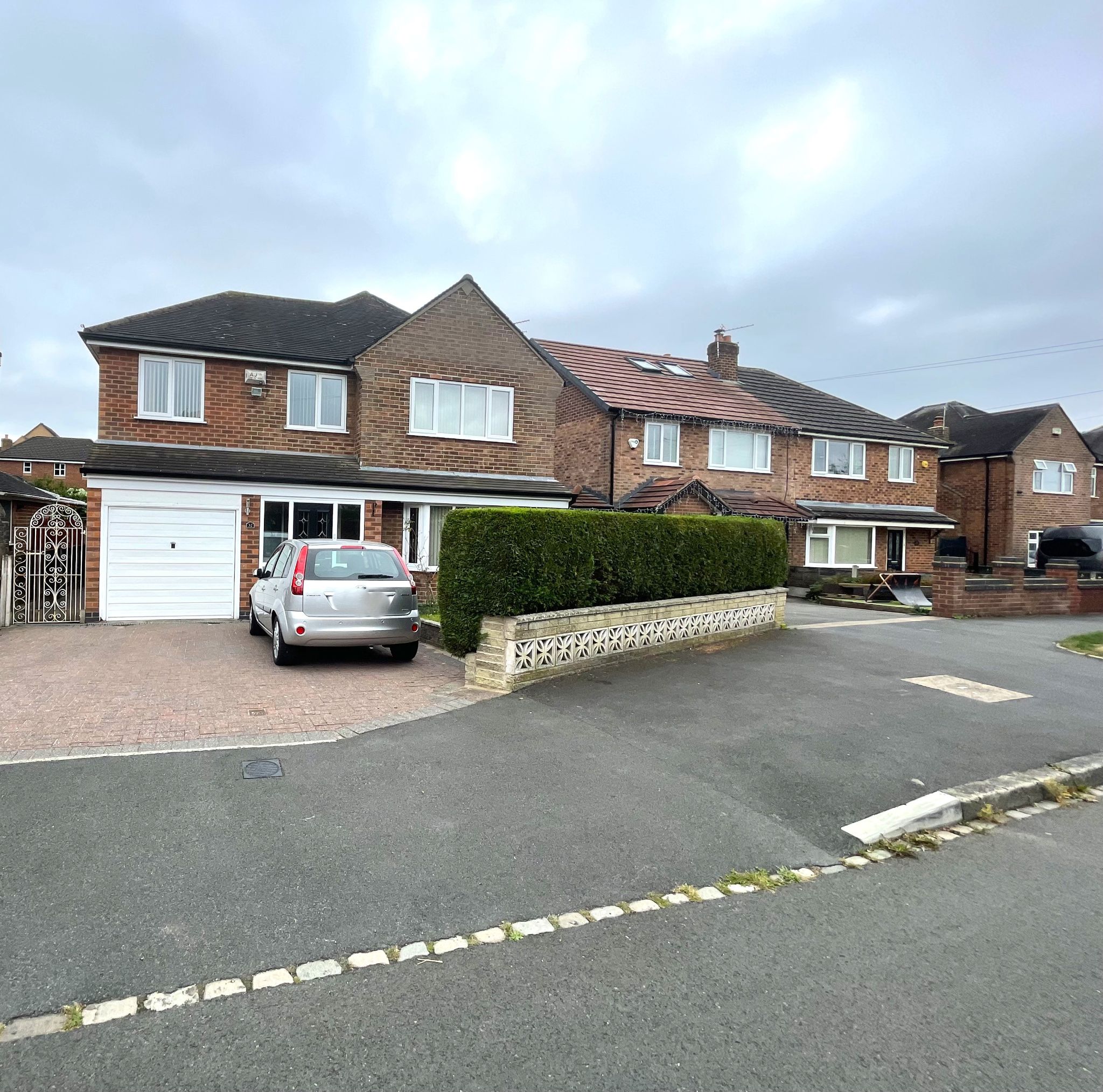 4 bedroom detached house For Sale in Manchester - Photograph 9.