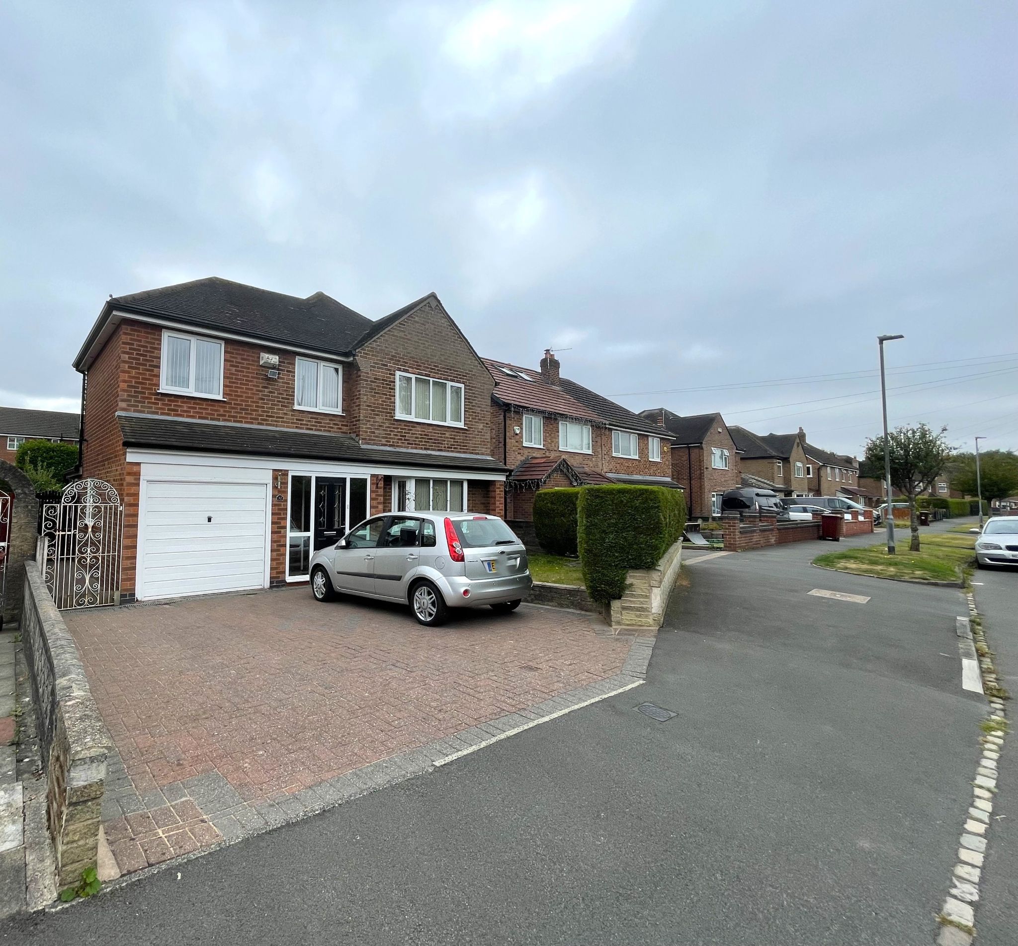 4 bedroom detached house For Sale in Manchester - Photograph 1.