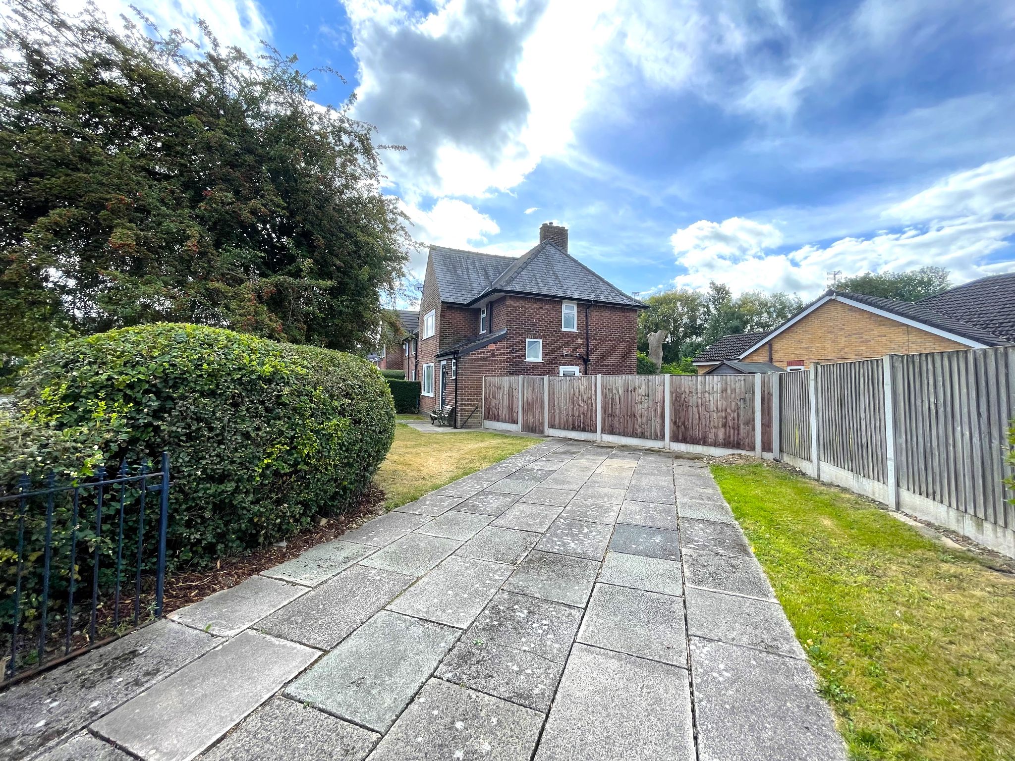 3 bedroom end terraced house For Sale in Manchester - Photograph 2.