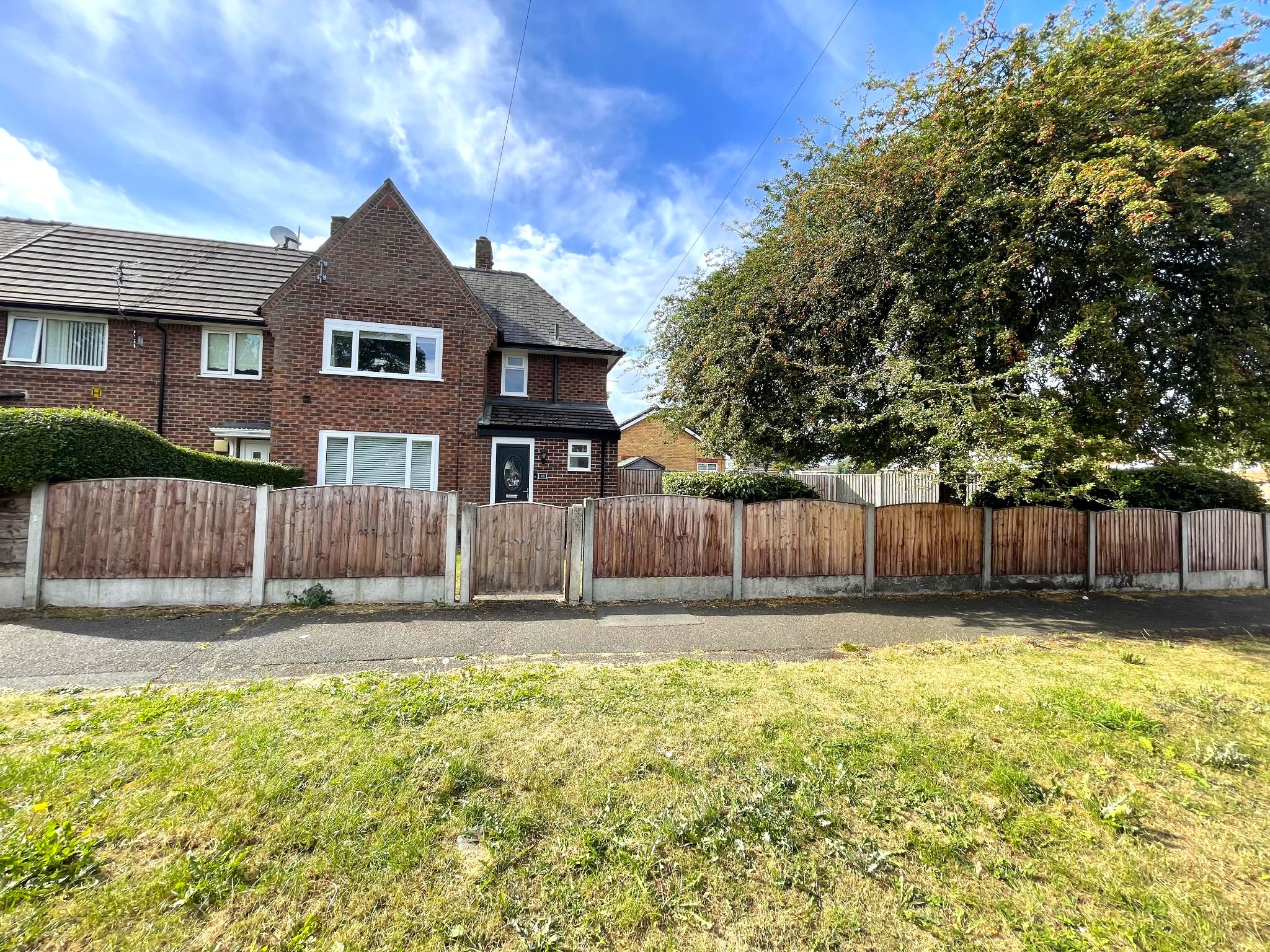 3 bedroom end terraced house For Sale in Manchester - Property photograph.