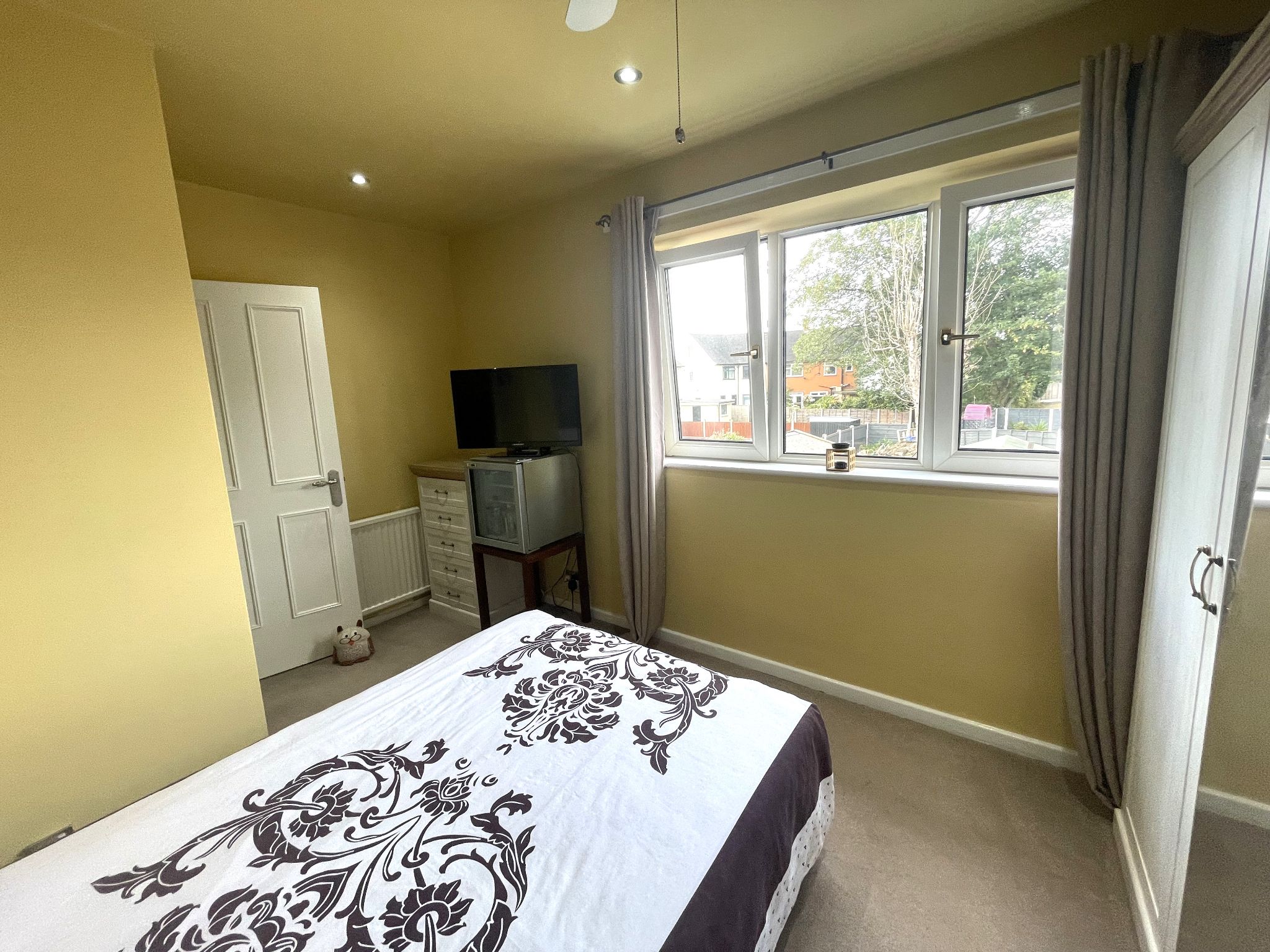 3 bedroom semi-detached house For Sale in Manchester - Photograph 20.