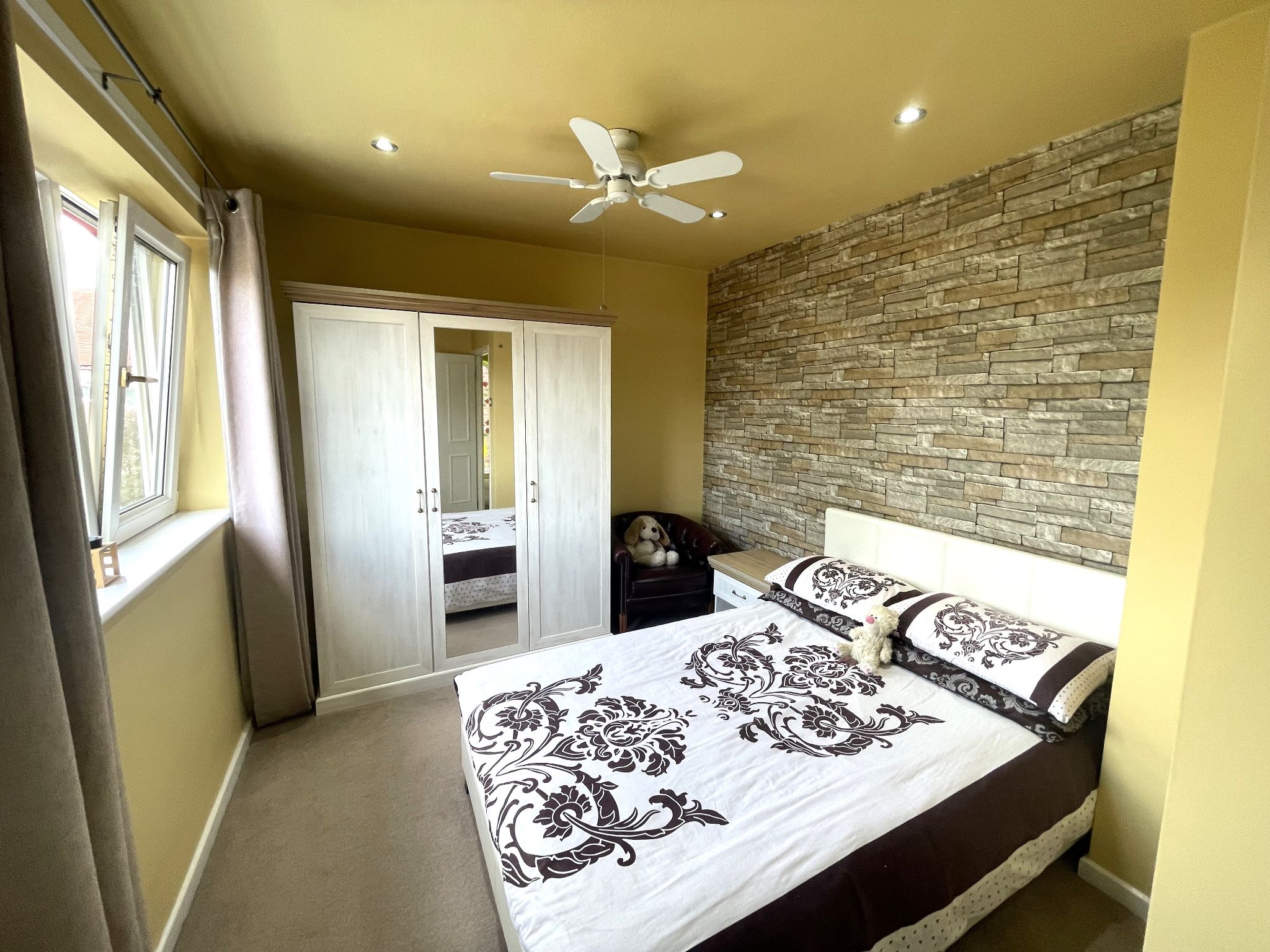 3 bedroom semi-detached house For Sale in Manchester - Photograph 19.