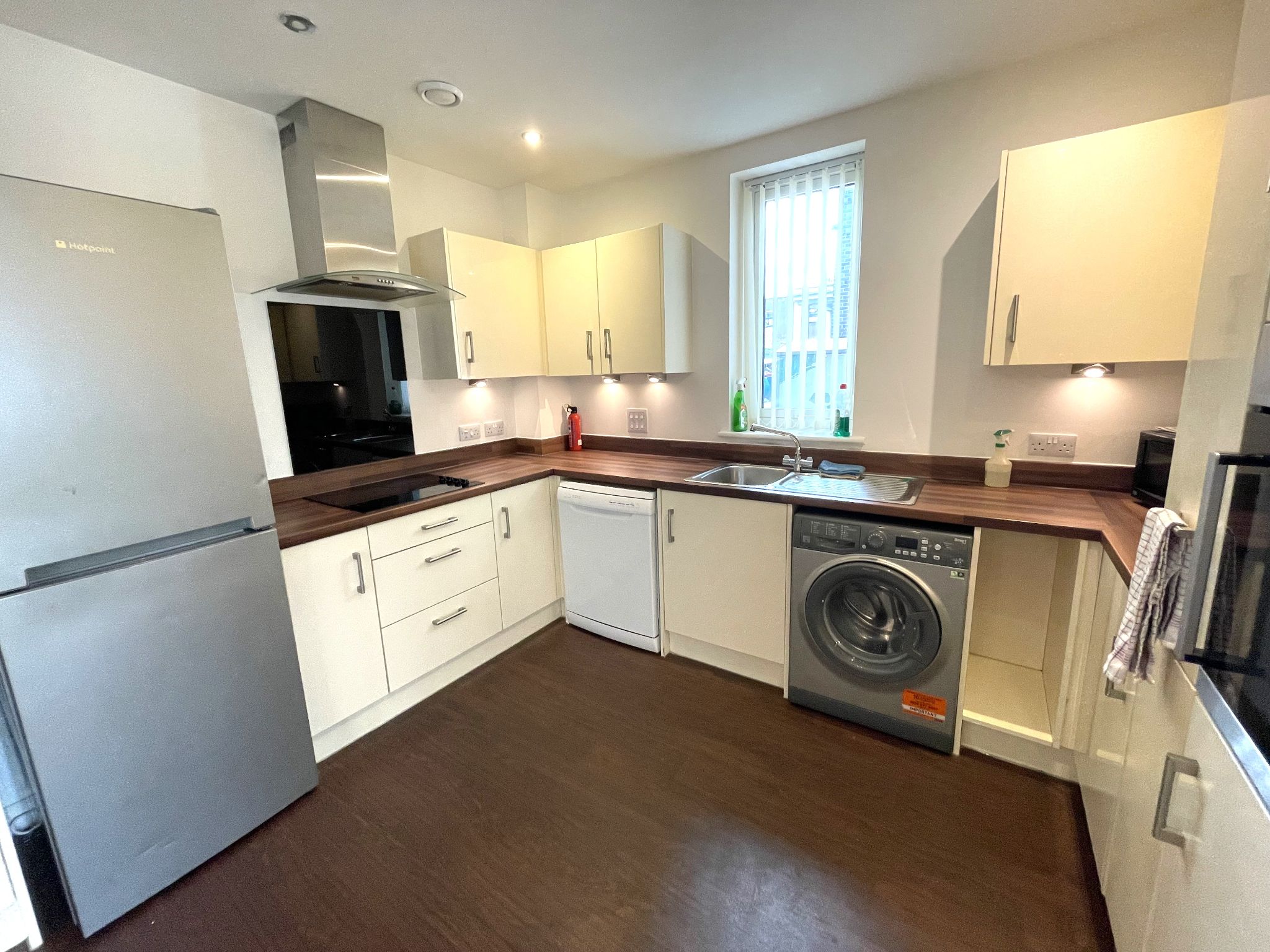 2 bedroom ground floor flat/apartment For Sale in Manchester - Photograph 5.