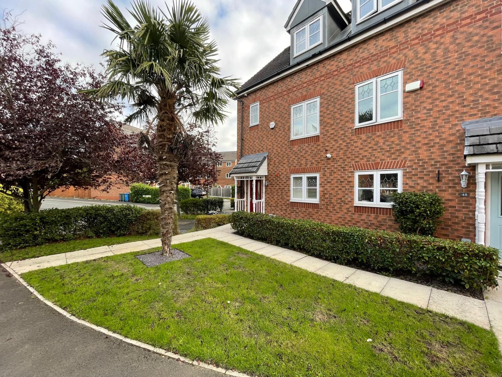 4 bedroom town house For Sale in Manchester - Photograph 1.
