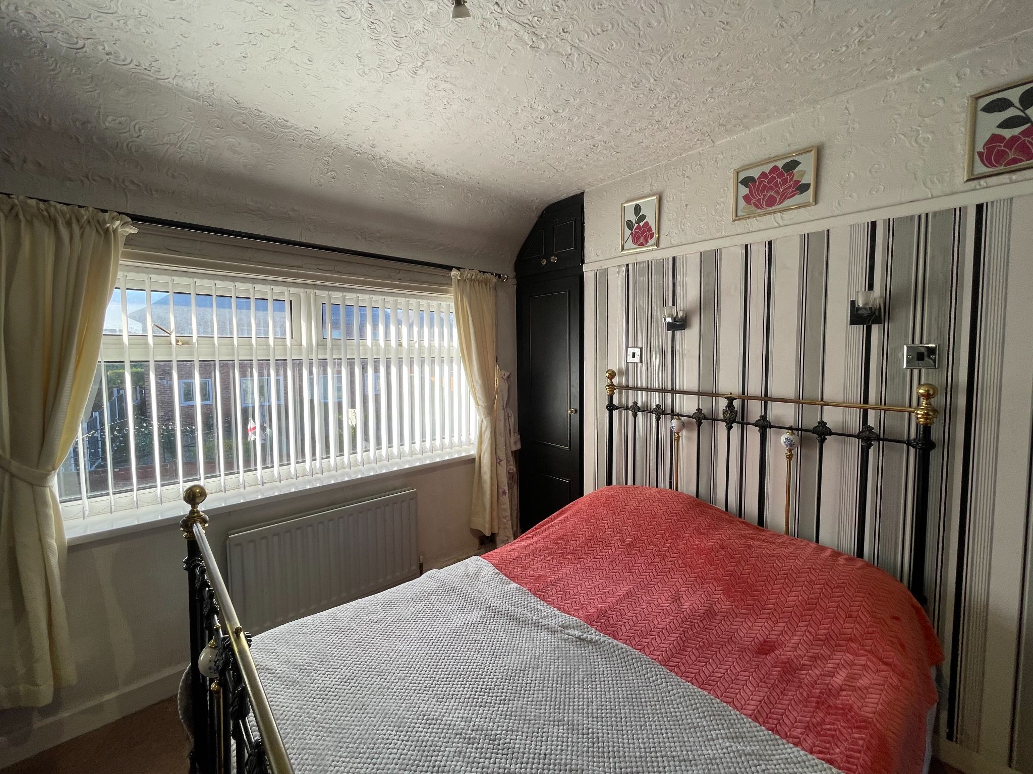 3 bedroom end terraced house For Sale in Manchester - Photograph 2.