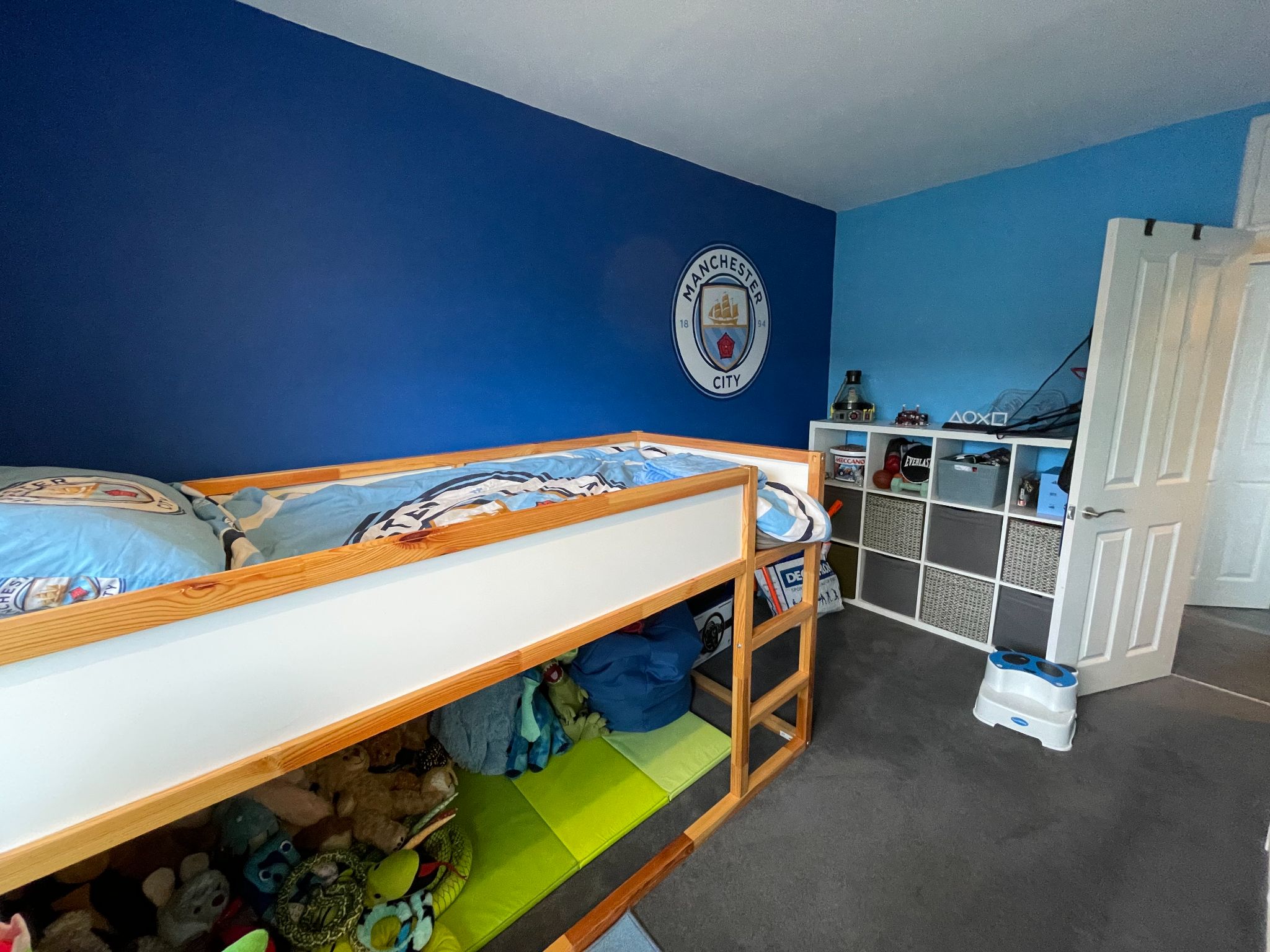 3 bedroom barn conversion house For Sale in Manchester - Photograph 18.