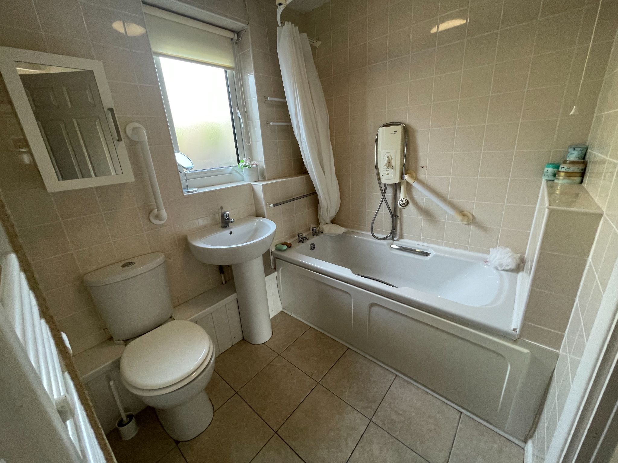 2 bedroom semi-detached bungalow For Sale in Manchester - Photograph 13.