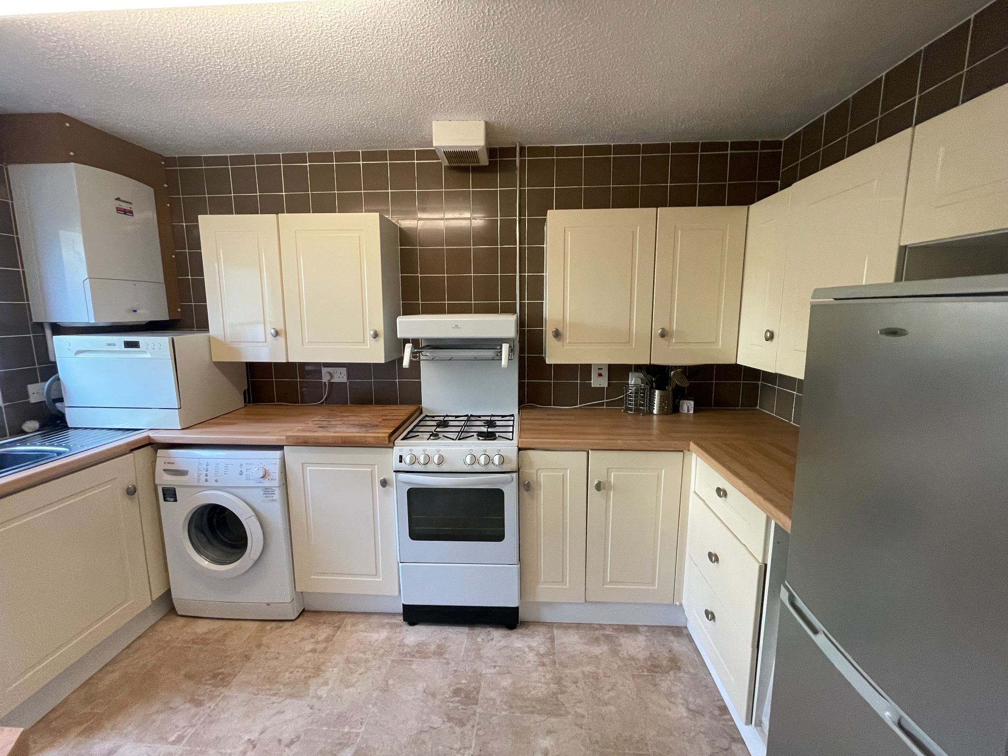 2 bedroom semi-detached bungalow For Sale in Manchester - Photograph 6.