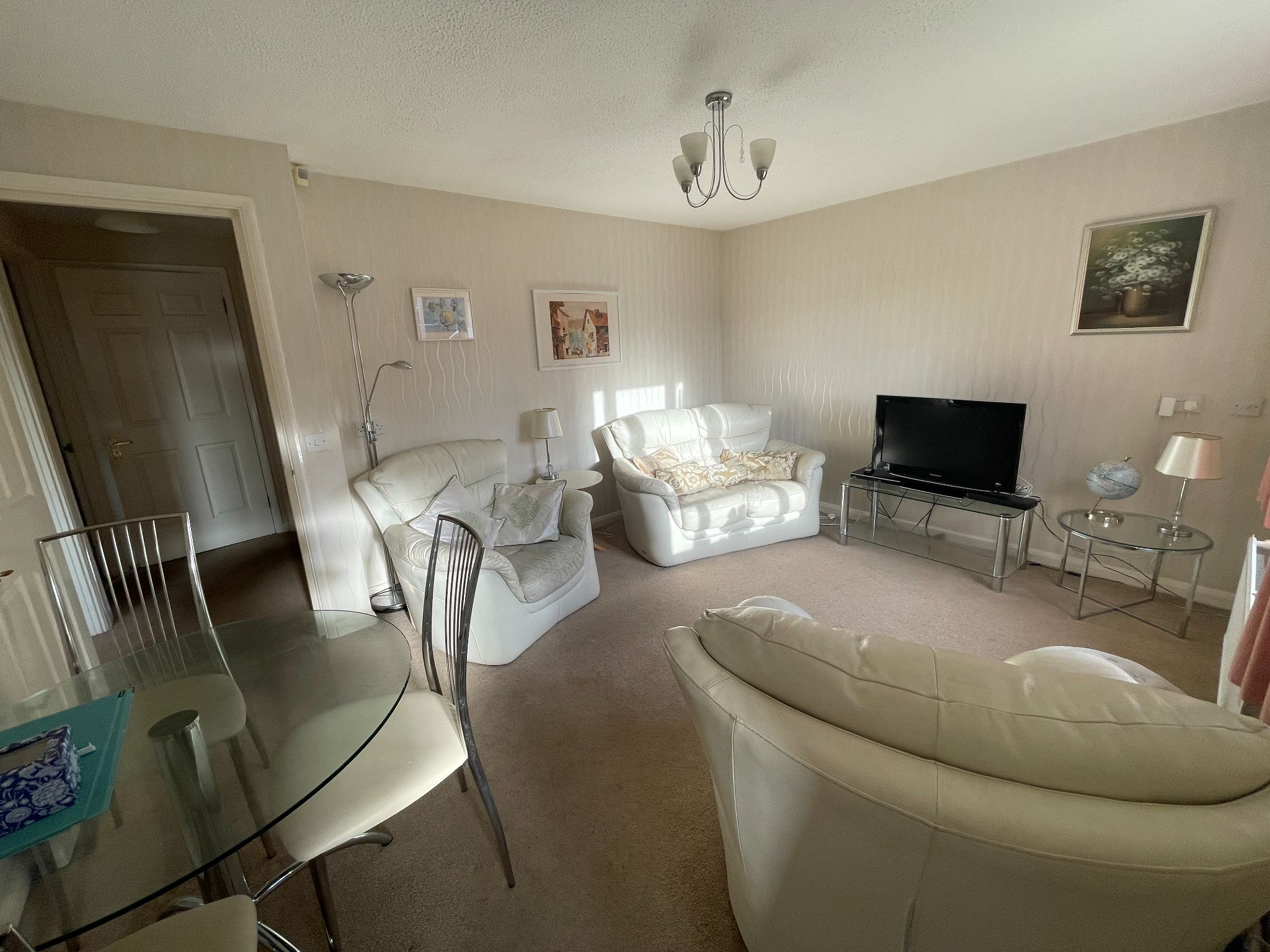 2 bedroom semi-detached bungalow For Sale in Manchester - Photograph 5.