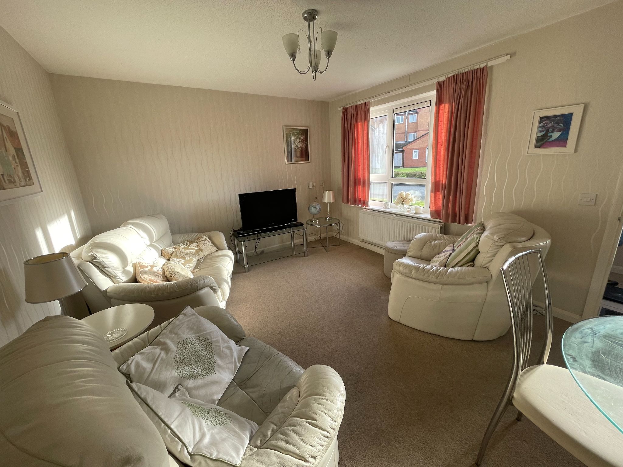 2 bedroom semi-detached bungalow For Sale in Manchester - Photograph 4.