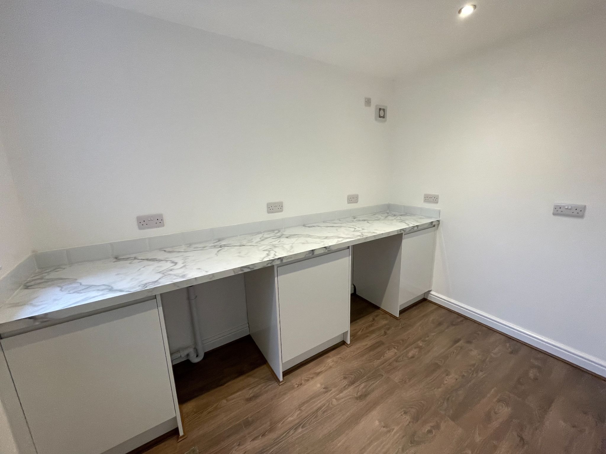 4 bedroom semi-detached house For Sale in Manchester - Photograph 25.