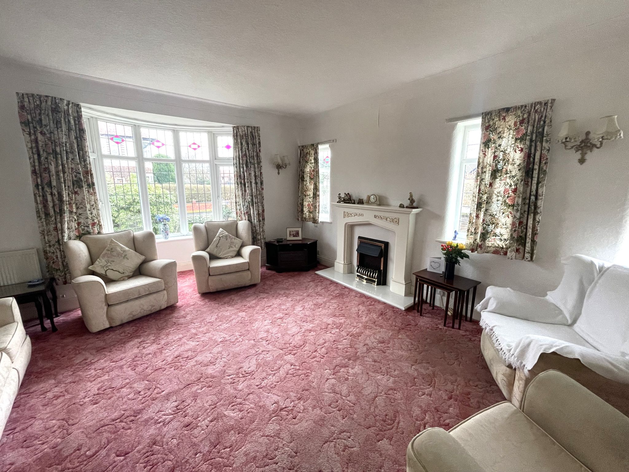 2 bedroom detached bungalow For Sale in Cheadle - Photograph 4.