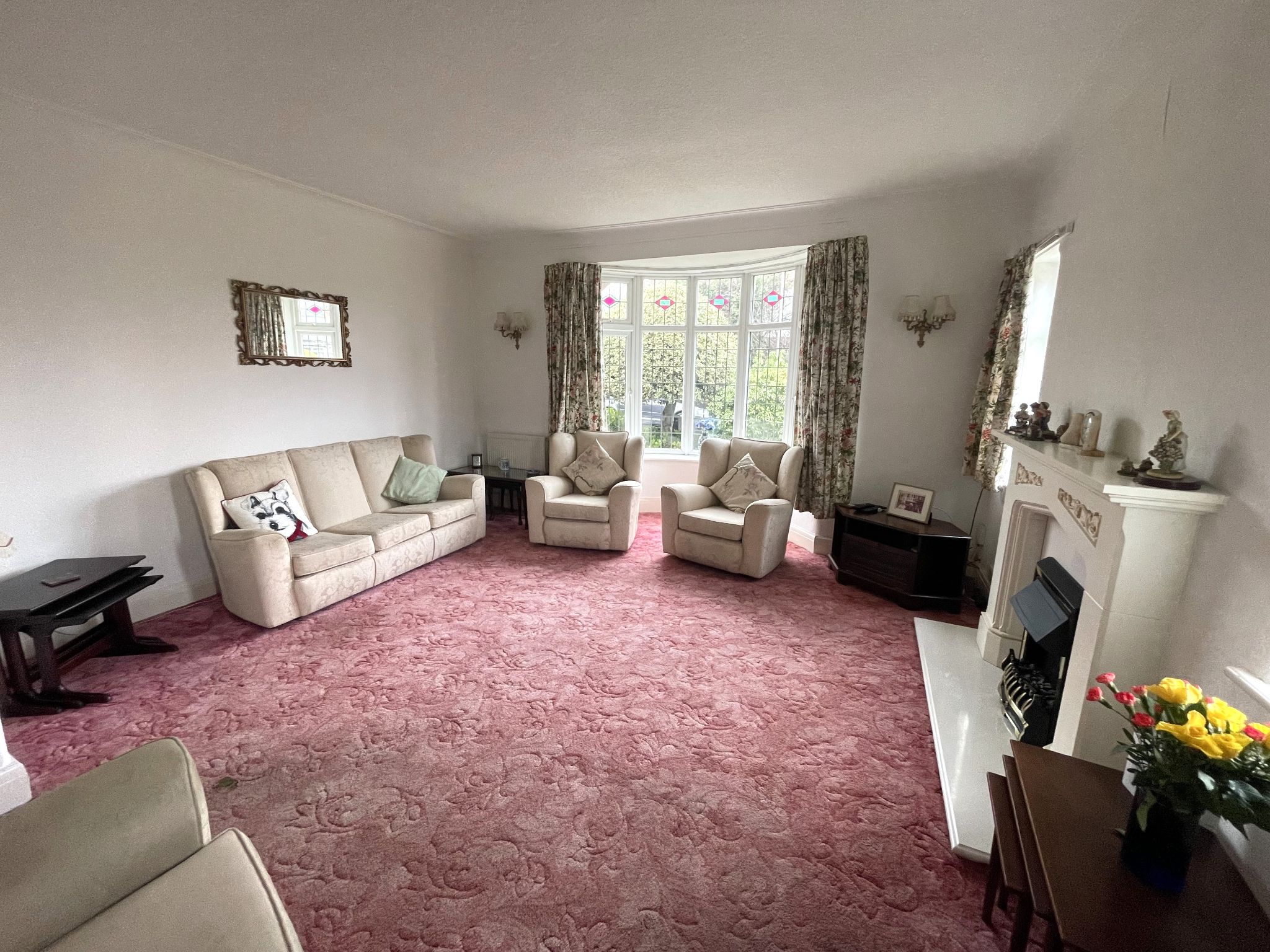 2 bedroom detached bungalow For Sale in Cheadle - Photograph 5.