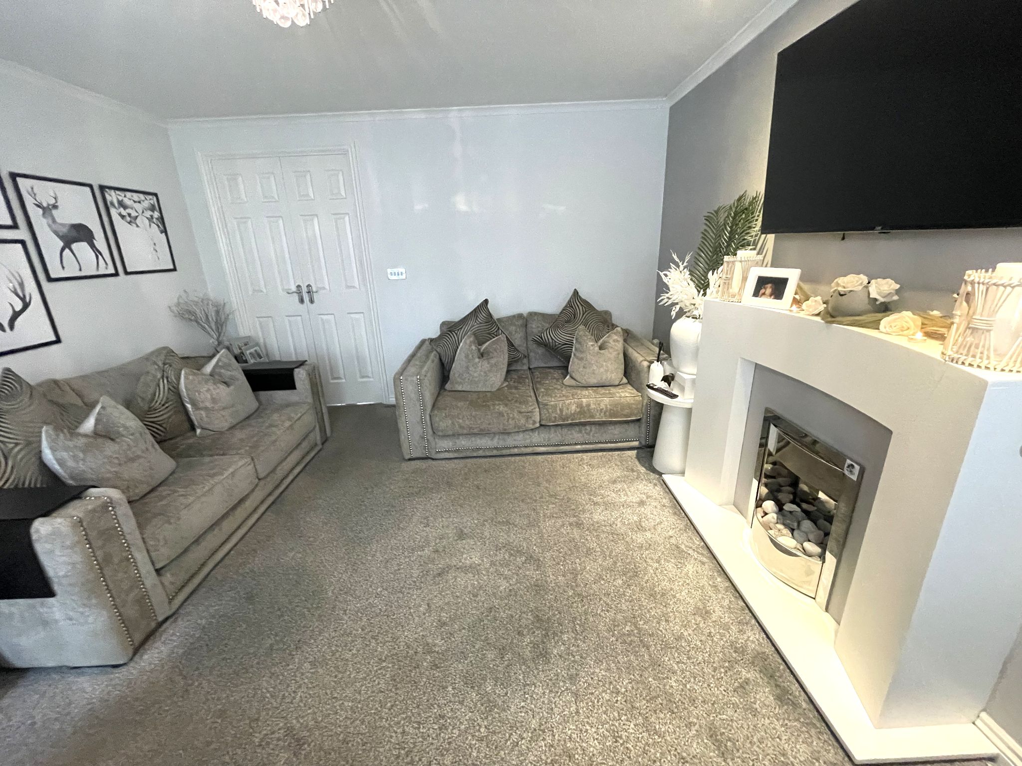 3 bedroom mid terraced house For Sale in Manchester - Photograph 5.