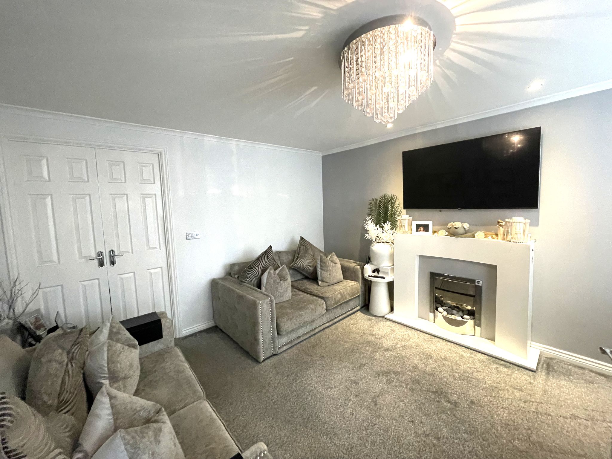 3 bedroom mid terraced house For Sale in Manchester - Photograph 4.