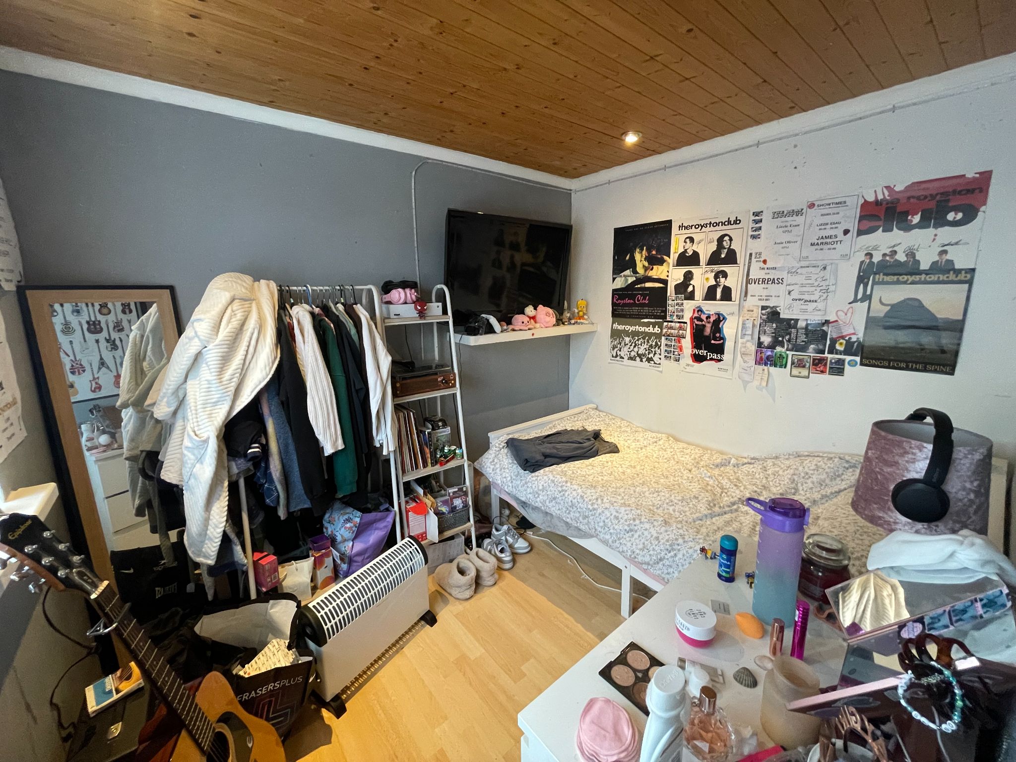 2 bedroom mid terraced house For Sale in Manchester - Photograph 12.