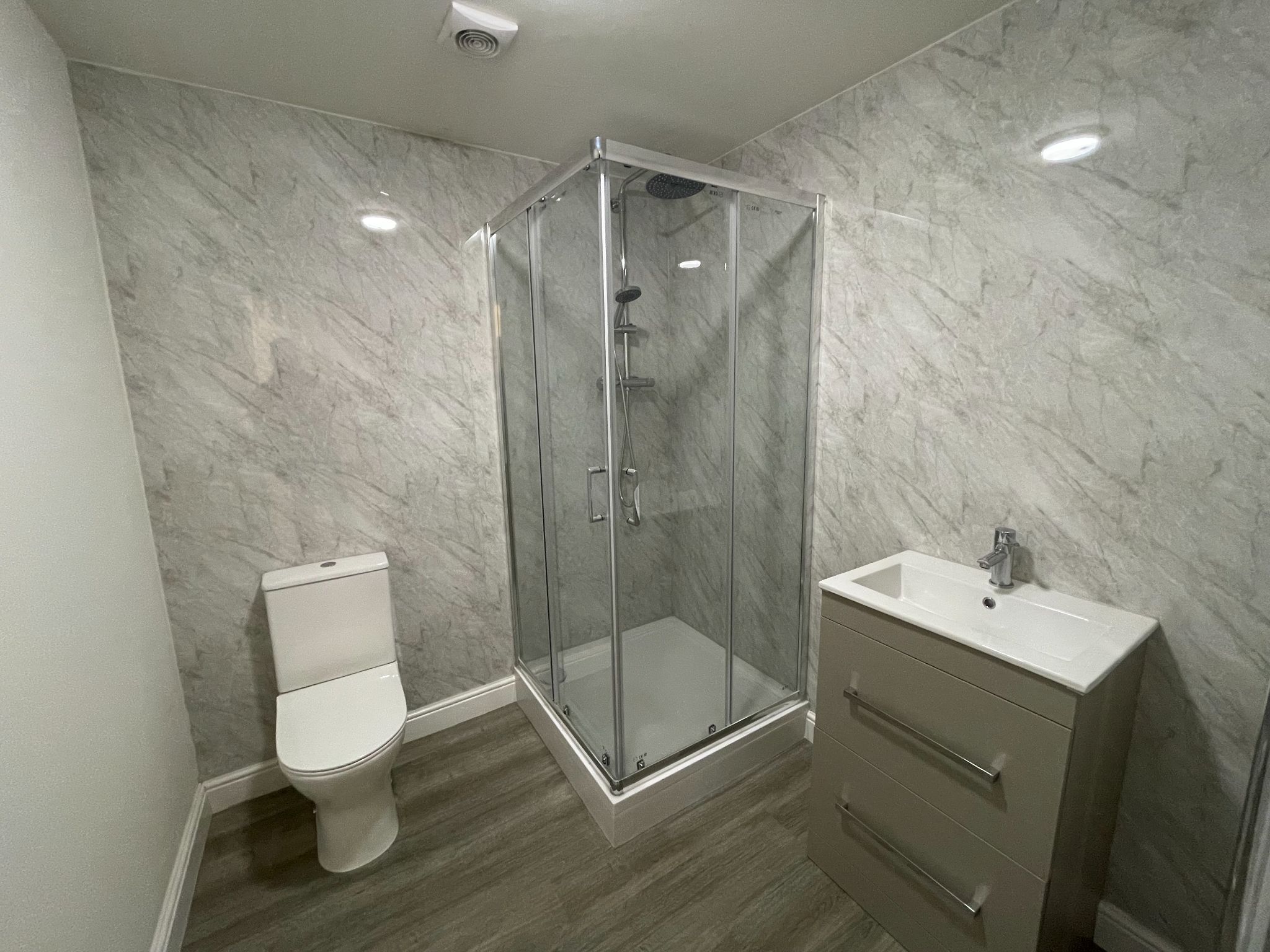 4 bedroom town house For Sale in Manchester - Photograph 7.