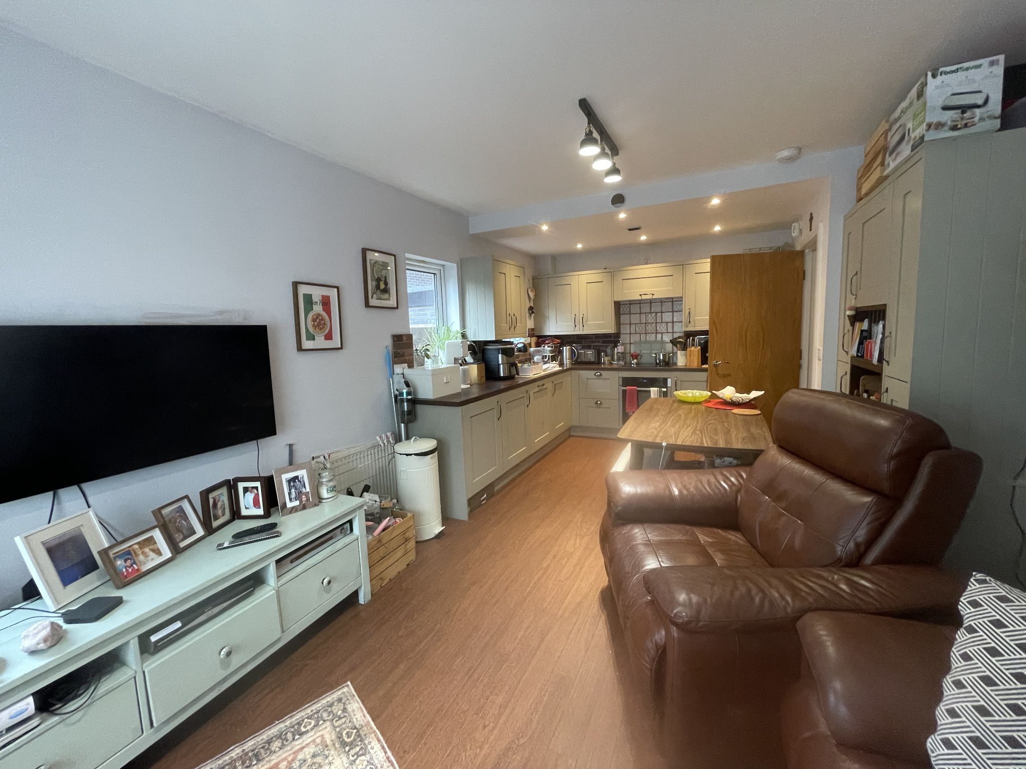 2 bedroom ground floor flat/apartment For Sale in Manchester - Photograph 4.