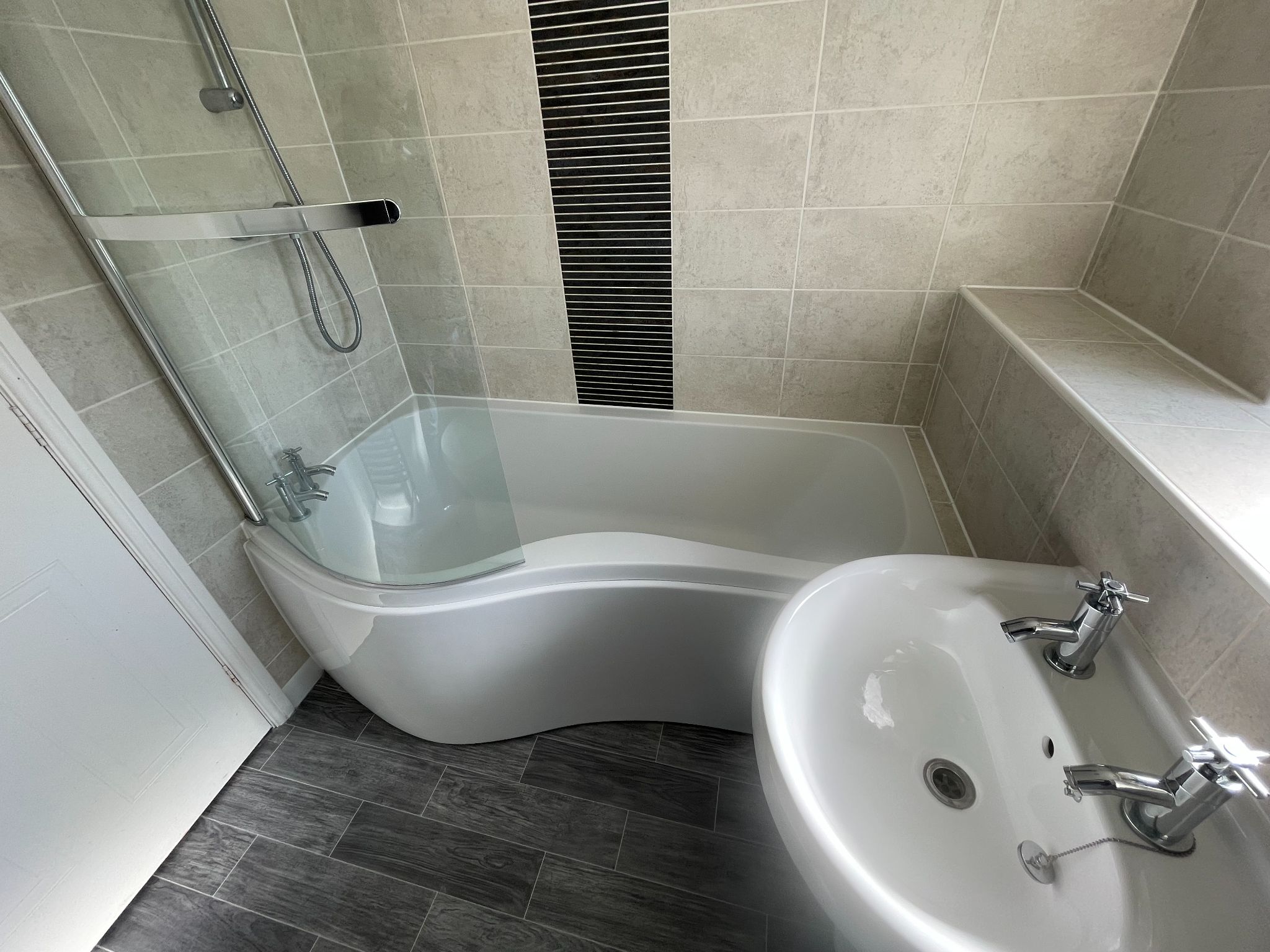 3 bedroom semi-detached house For Sale in Manchester - Photograph 13.