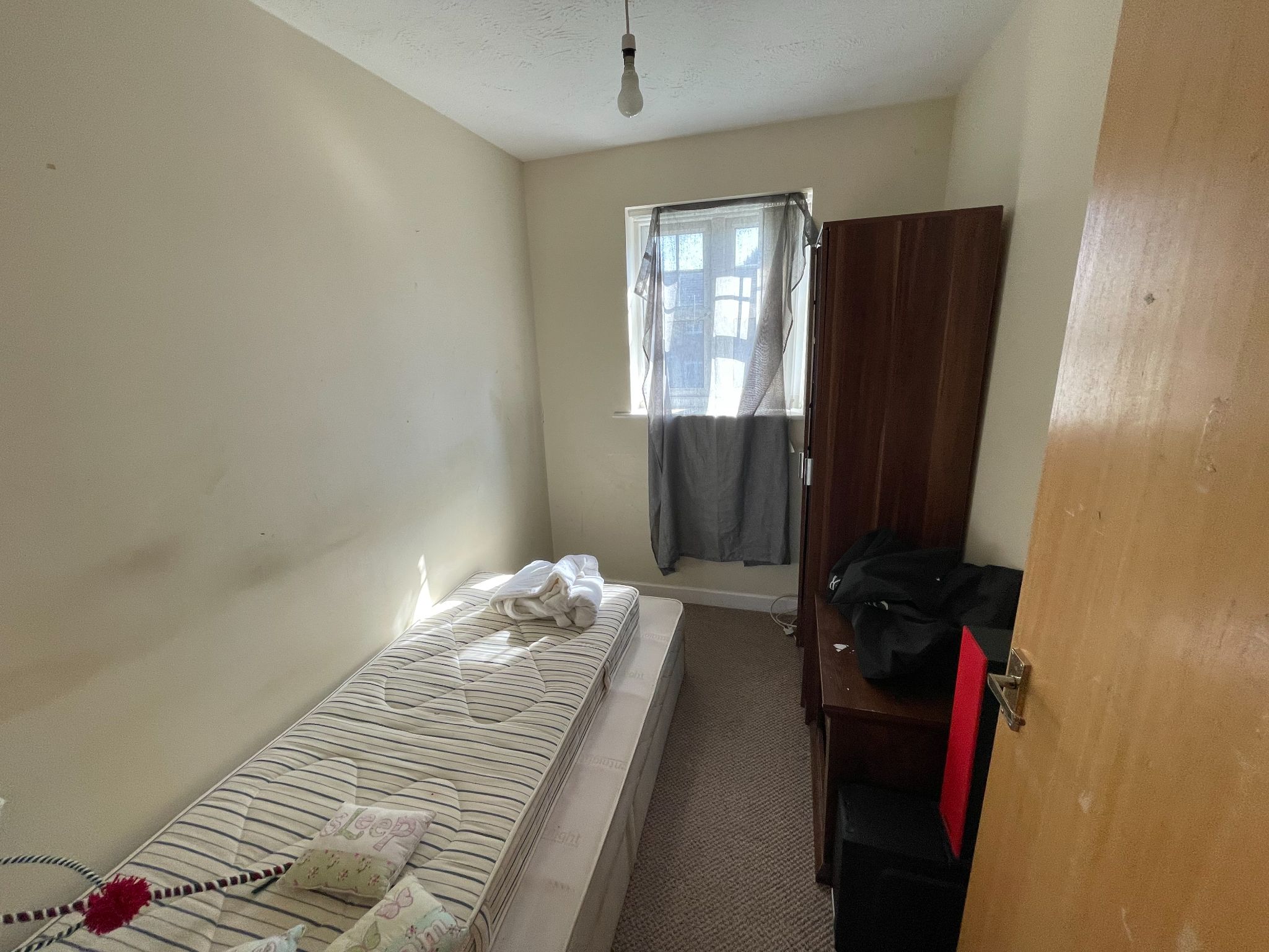 3 bedroom semi-detached house For Sale in Manchester - Photograph 8.