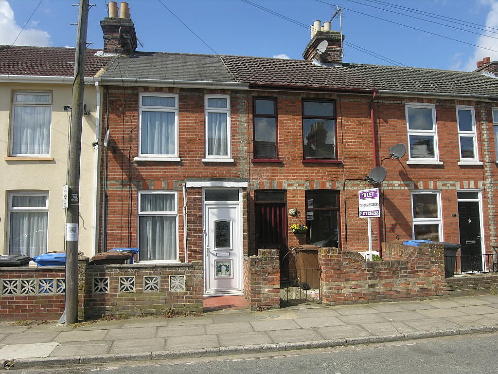 2 bedroom mid terraced house To Let in Ipswich - Photograph 1