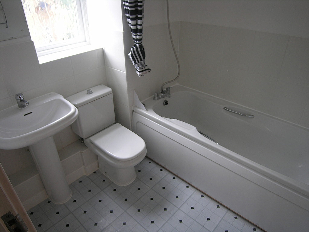 2 bedroom semi-detached house To Let in Ipswich - Photograph 11